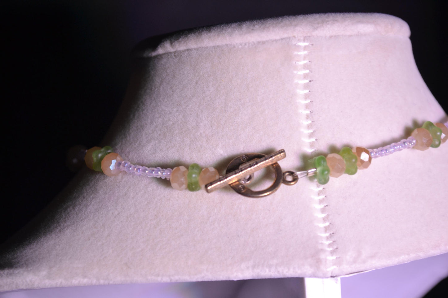 Glass bead choker. Jade and beige