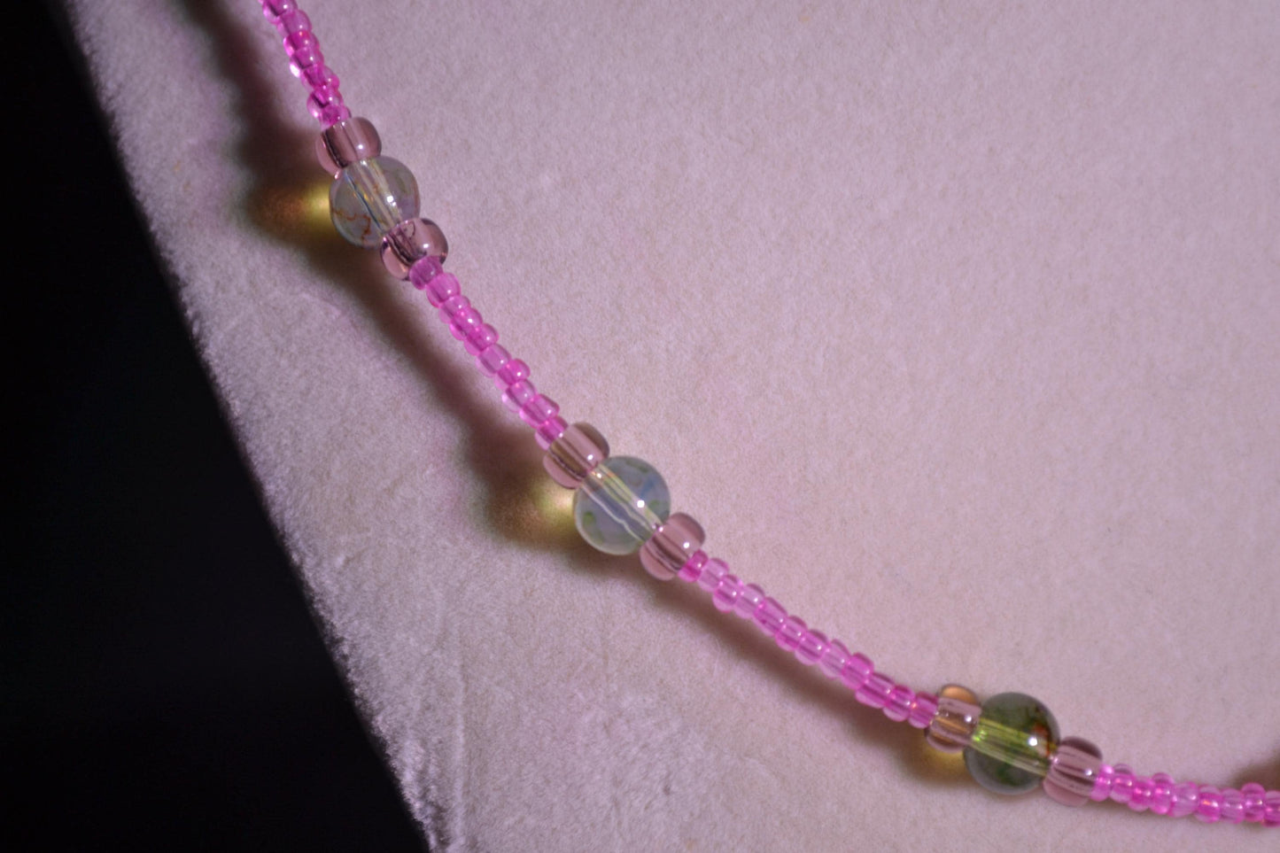 Multicolor glass bead necklace. Pink and quartz