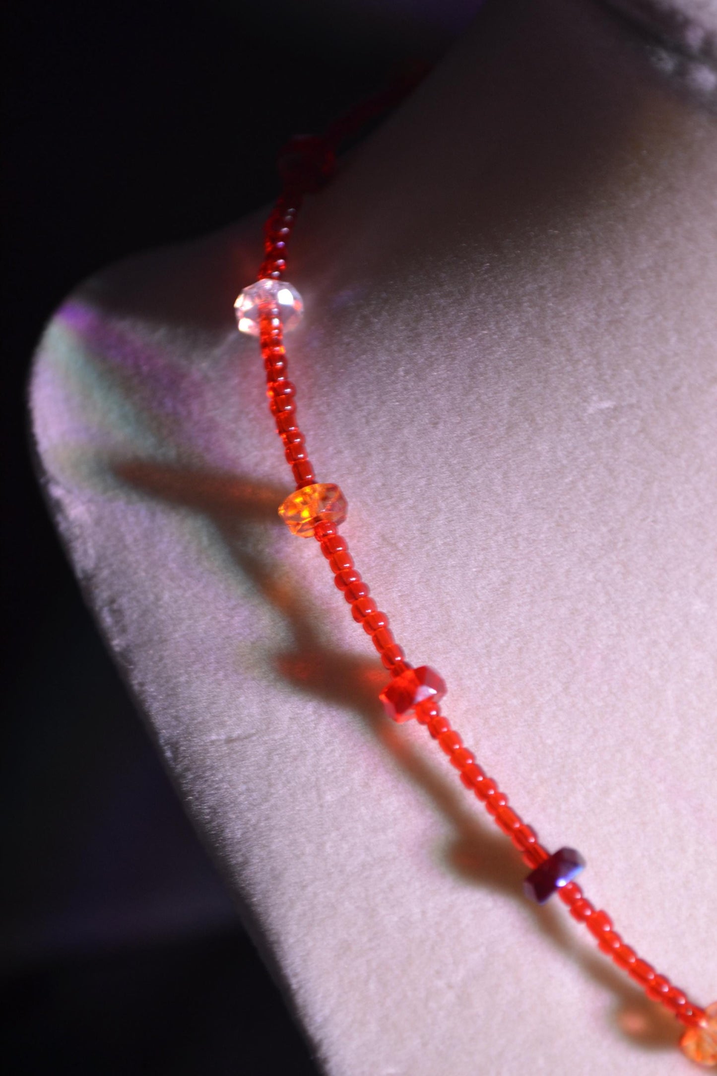 Multicolor glass bead choker. Reds and crystal