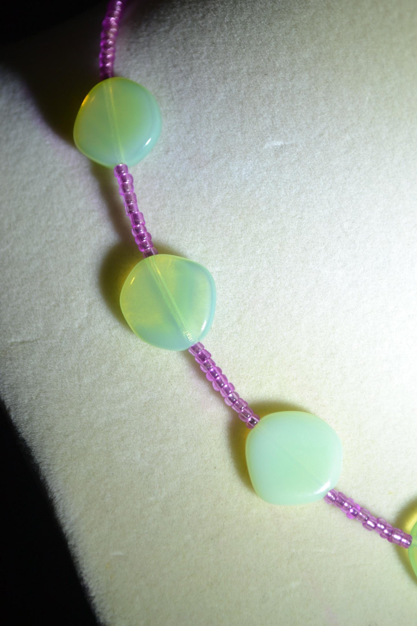 Multicolor glass bead choker. Jadeite and berry