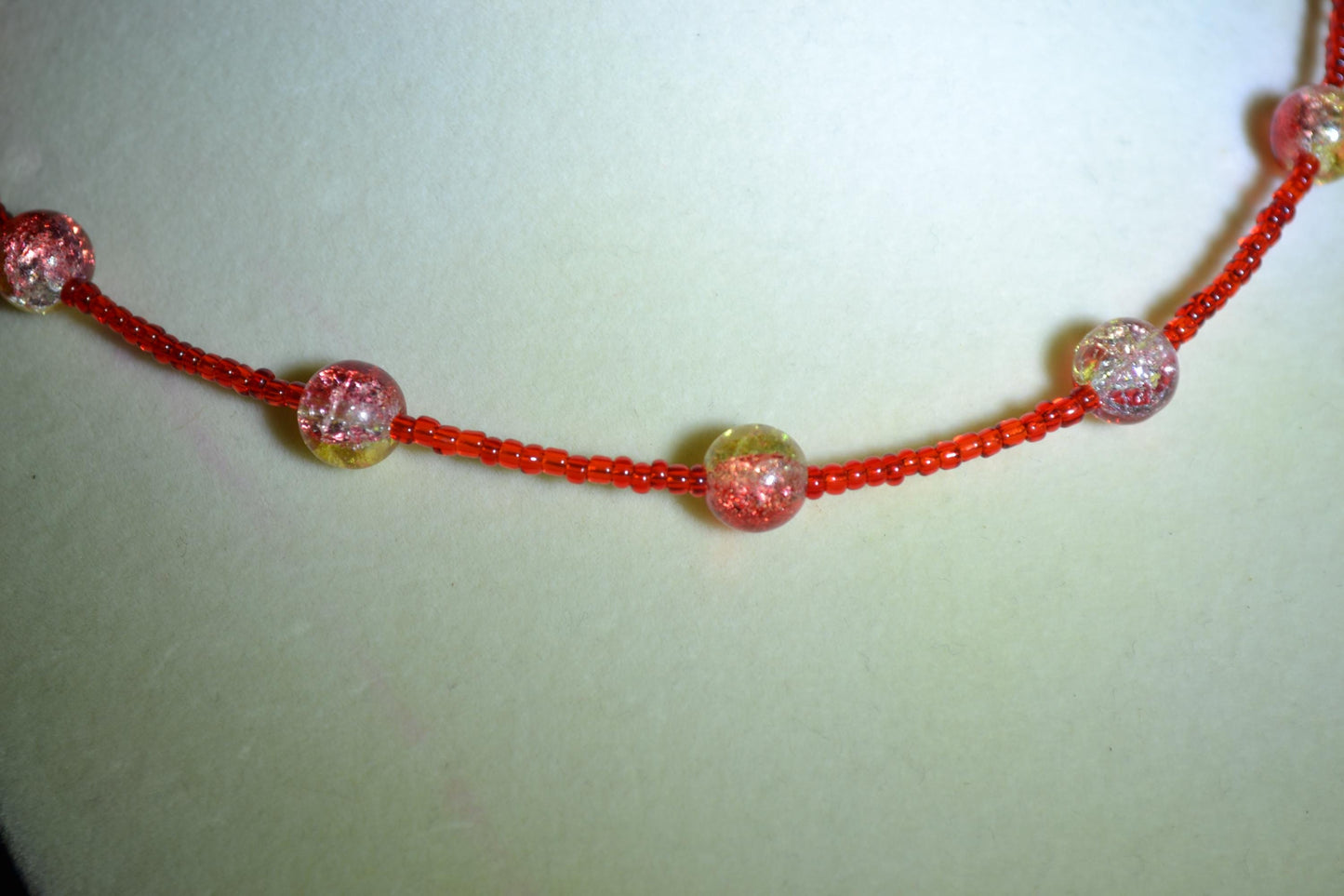 Multicolor glass bead choker. Reds