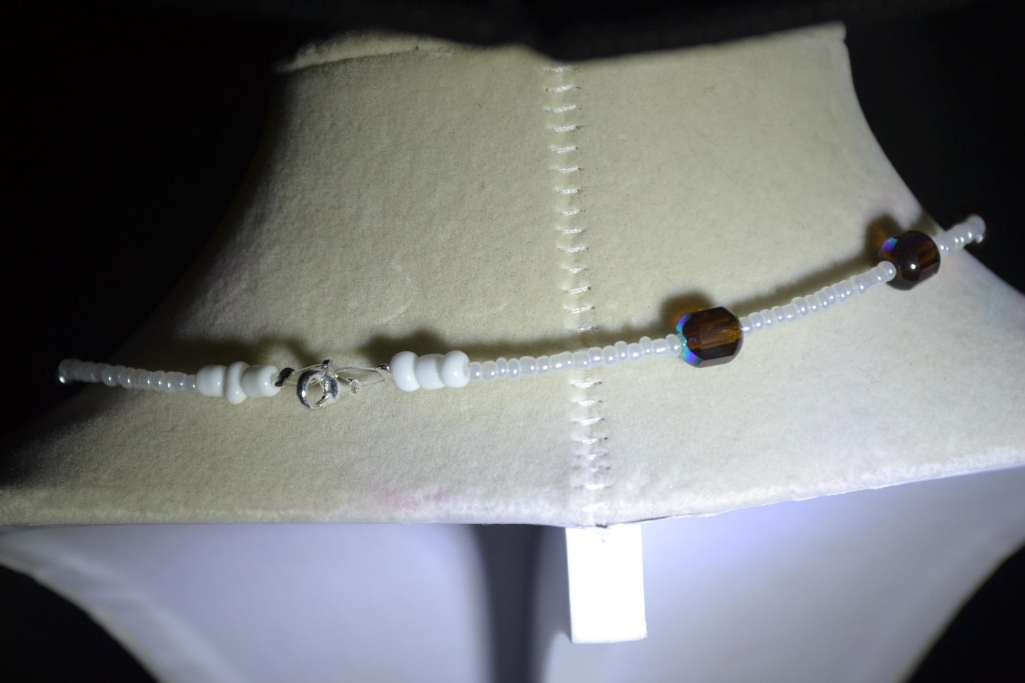 Multicolor glass bead choker. White and topaz