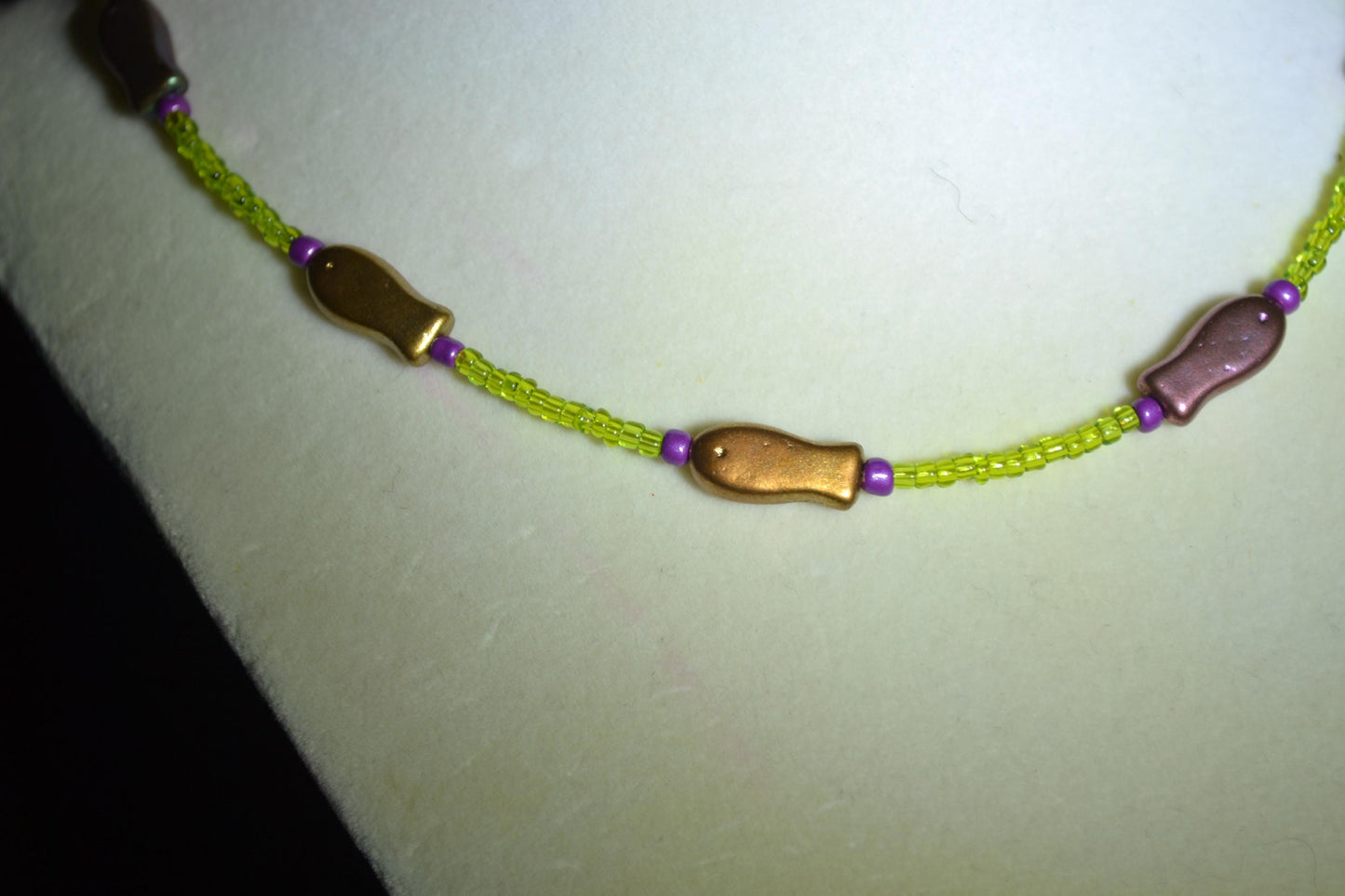 Multicolor glass bead choker. Metallic fish, green, purple