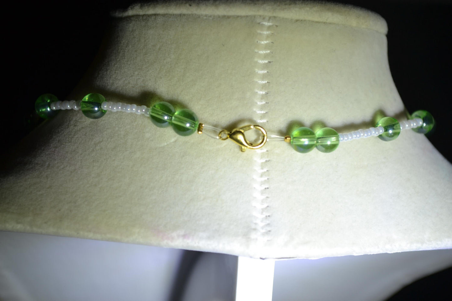 Palm tree pendant glass bead choker. White and green