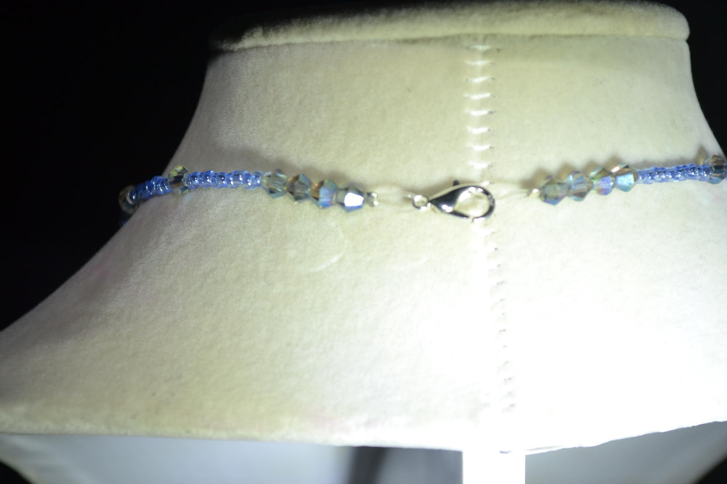 Multicolor glass bead choker. Mixed blues