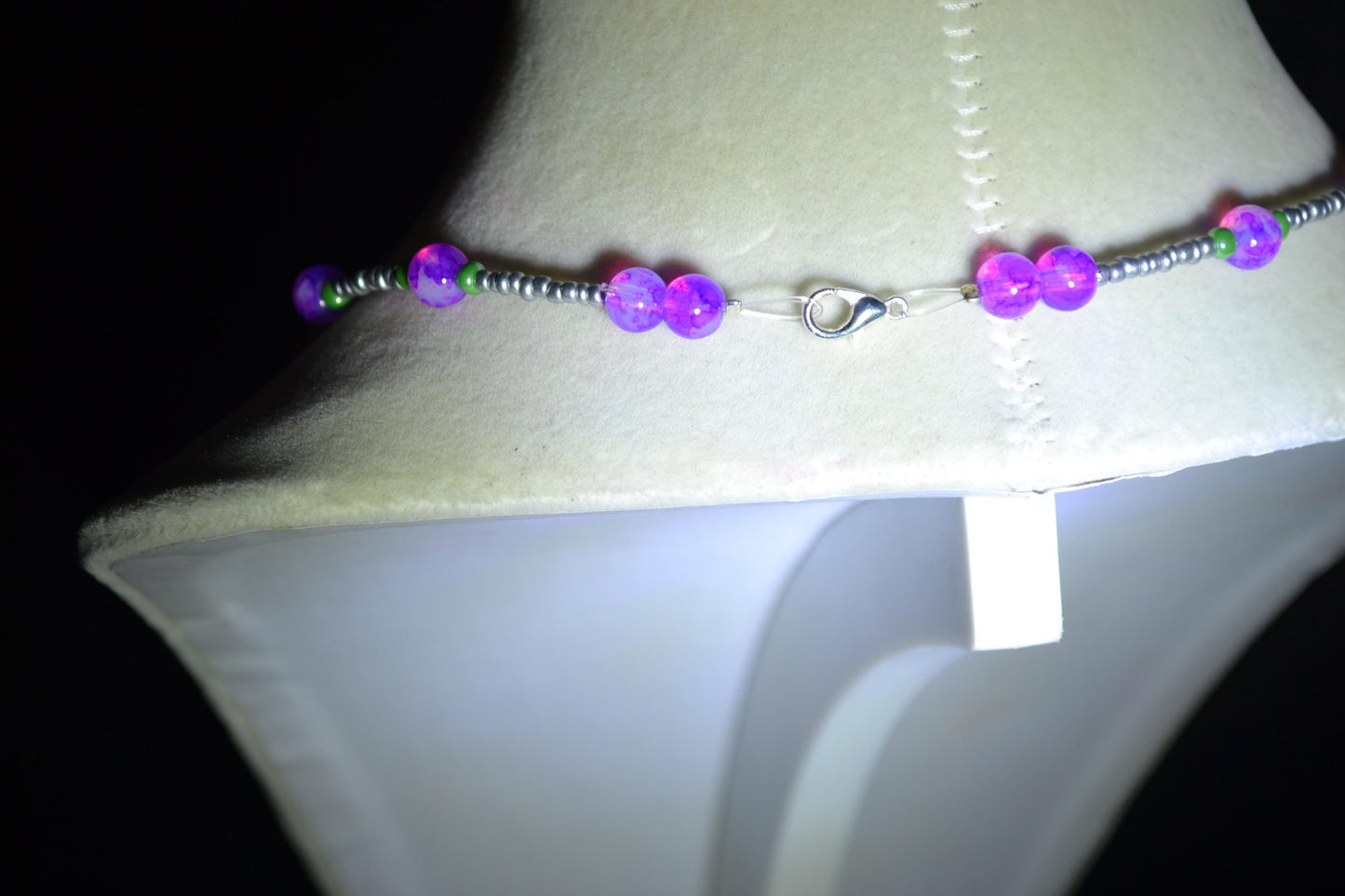 Multicolor glass bead choker. Silver, Fuchsia, and green