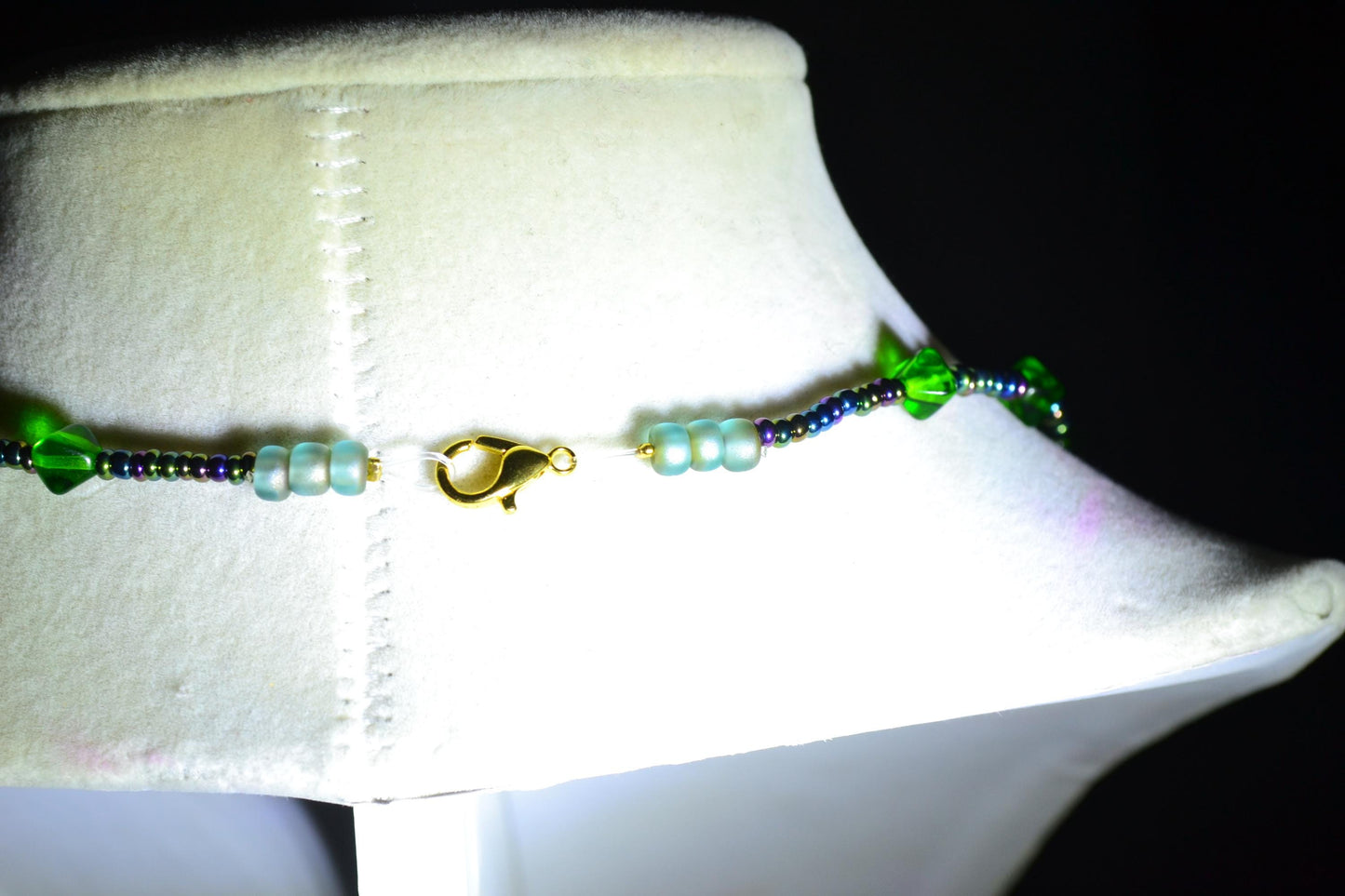Multicolor glass bead necklace. Metallic black and green