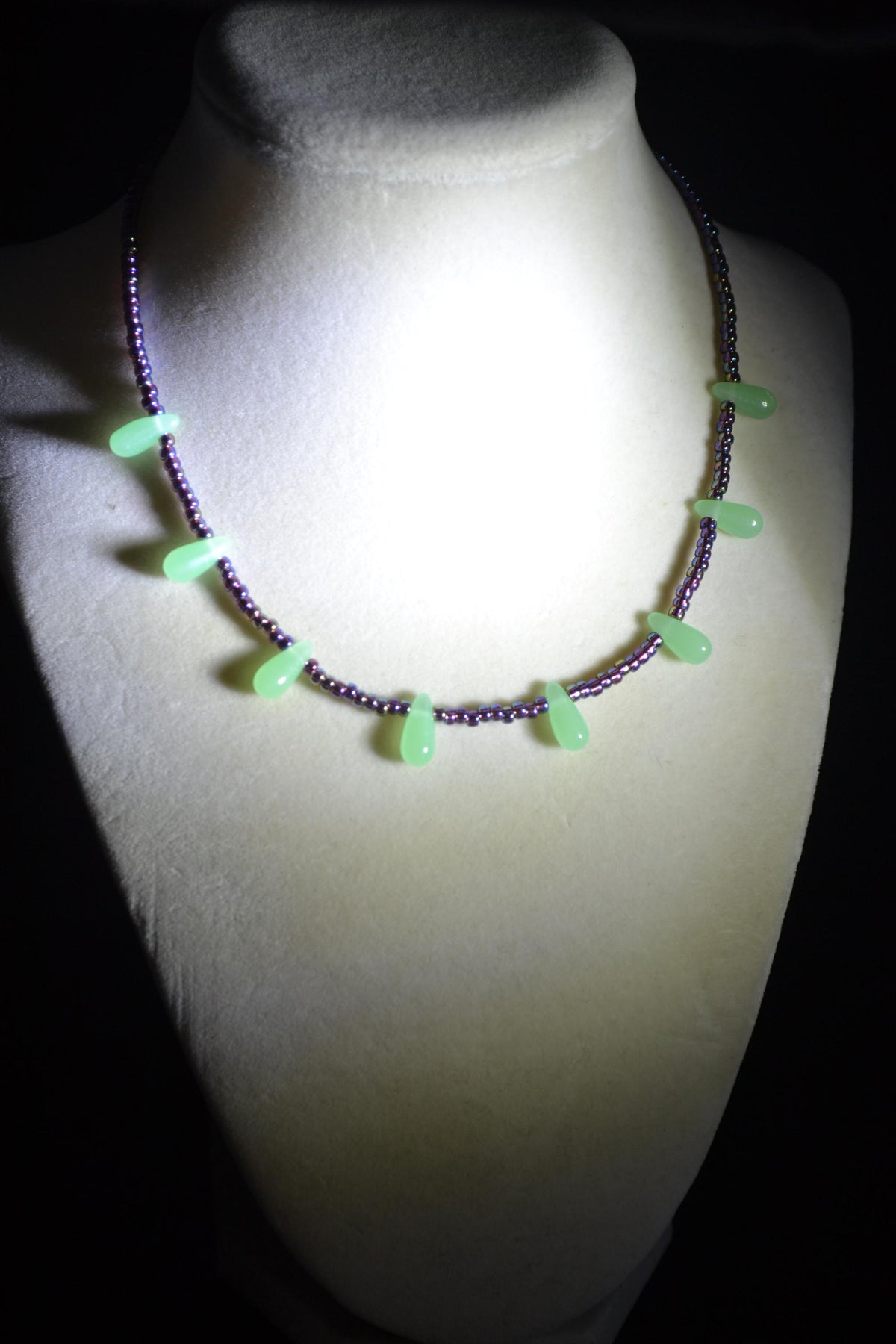 Multicolor glass bead choker. Amethyst and opaque green drops