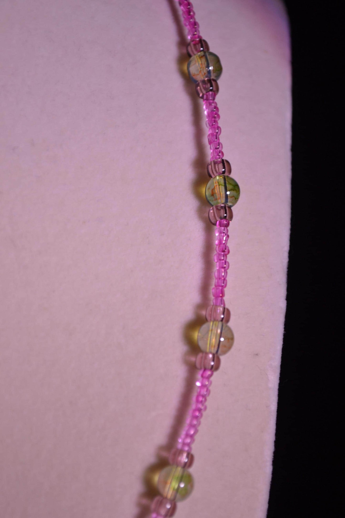 Multicolor glass bead necklace. Pink and quartz