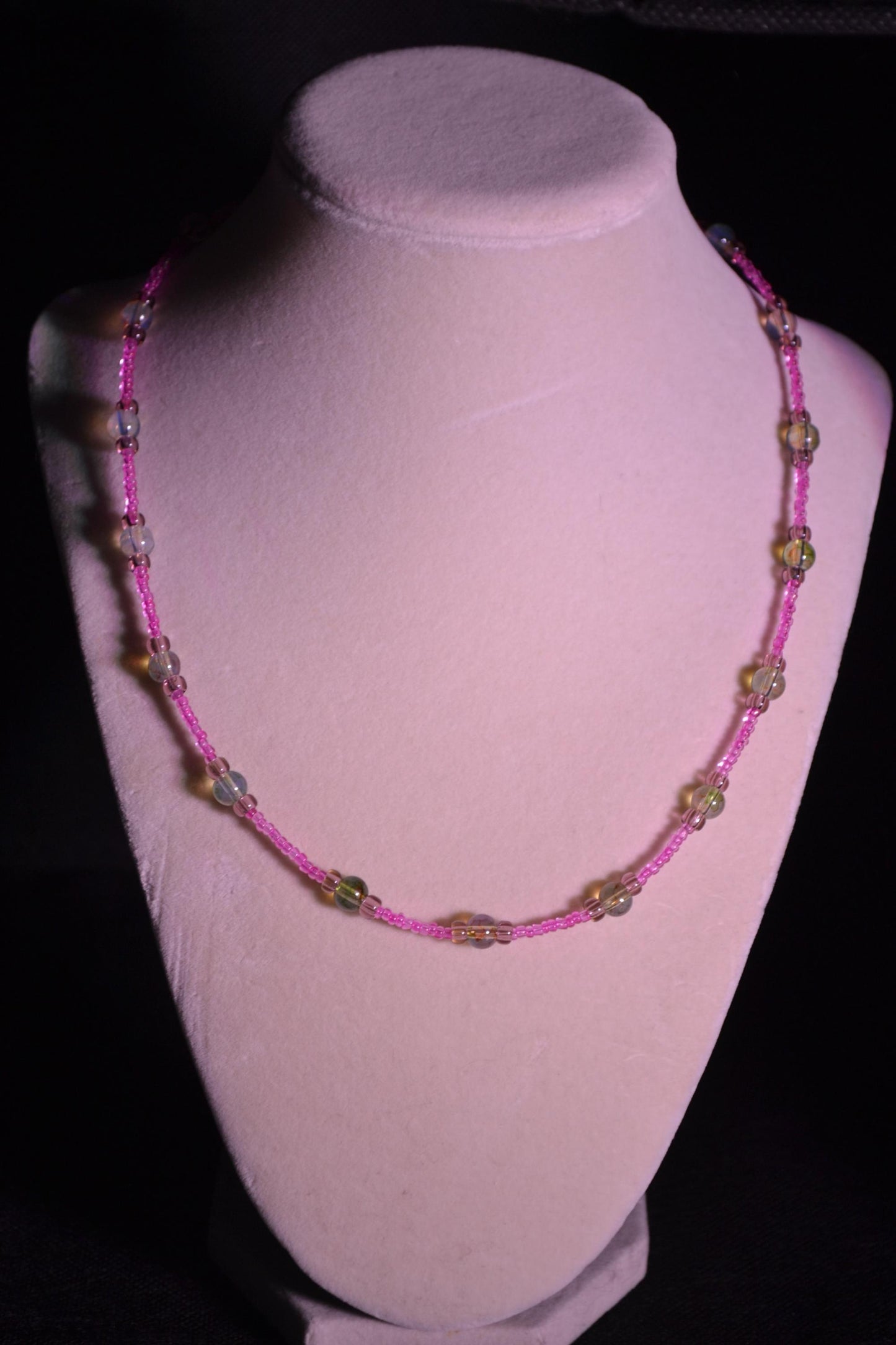 Multicolor glass bead necklace. Pink and quartz