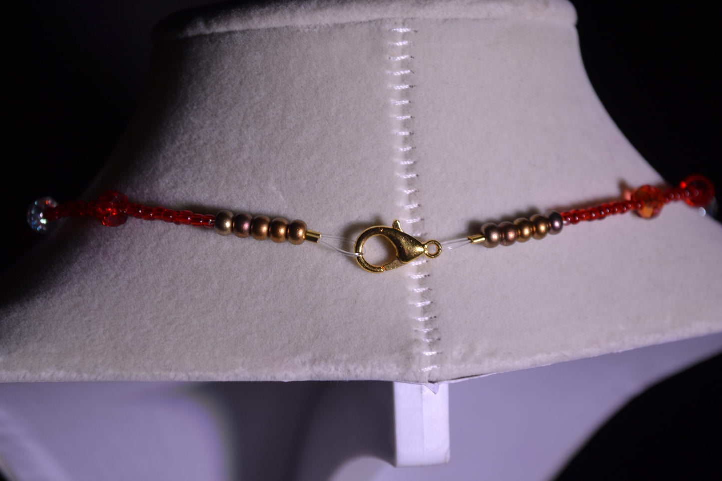 Multicolor glass bead choker. Reds and crystal