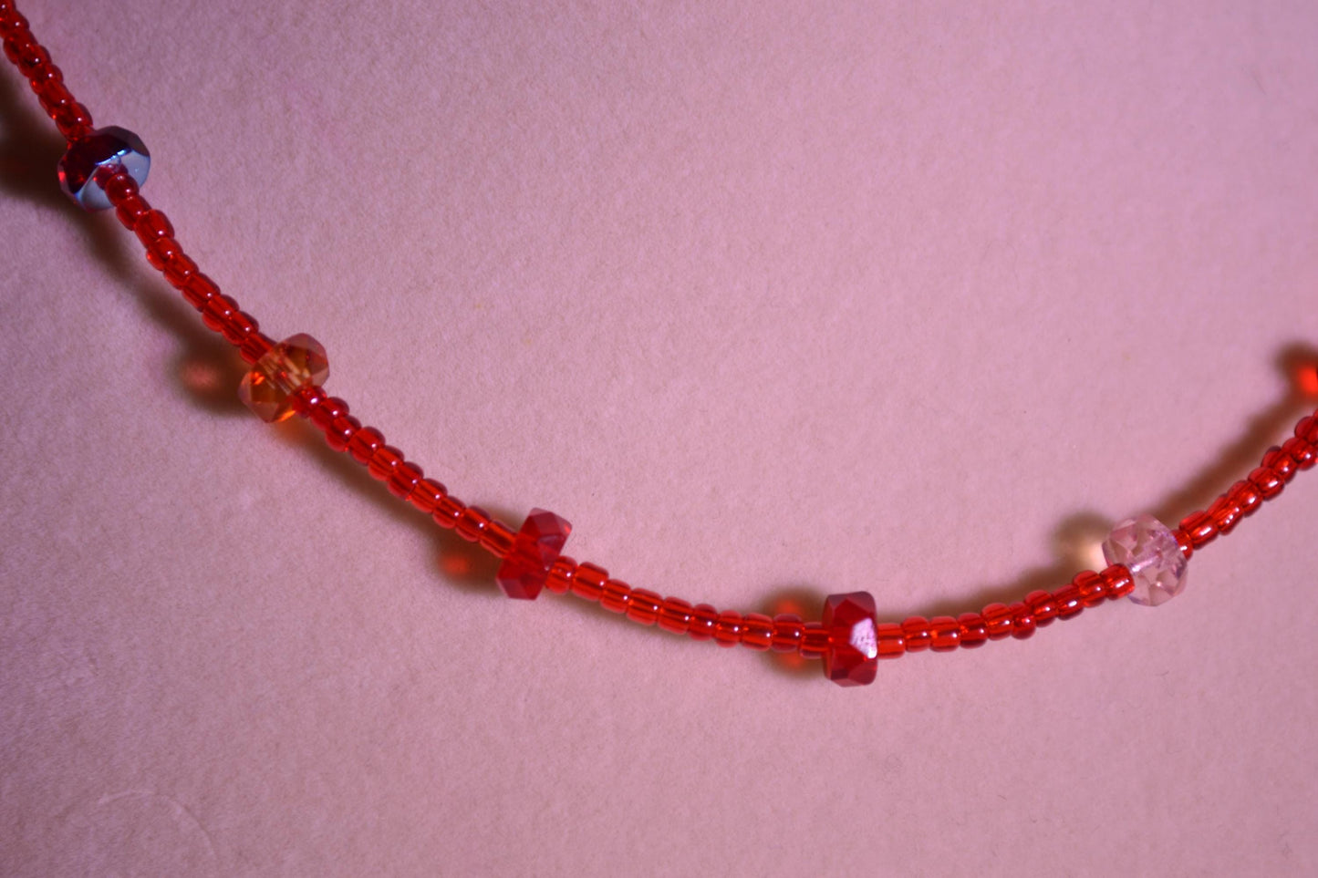 Multicolor glass bead choker. Reds and crystal