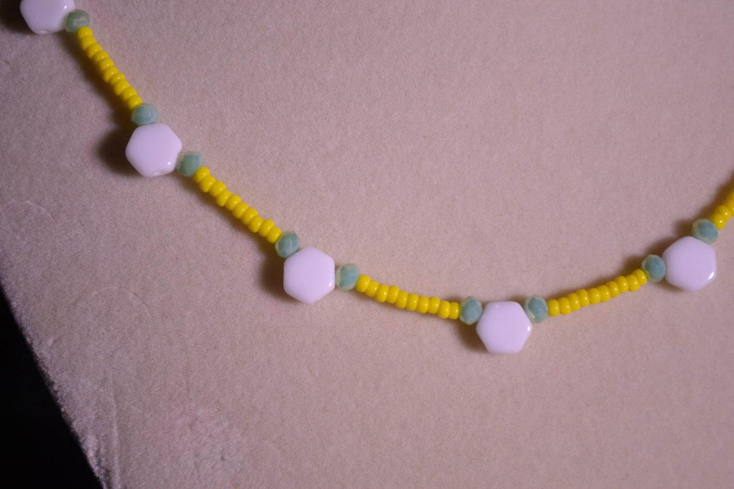 Reversible multicolor glass bead necklace. Yellow, green, white