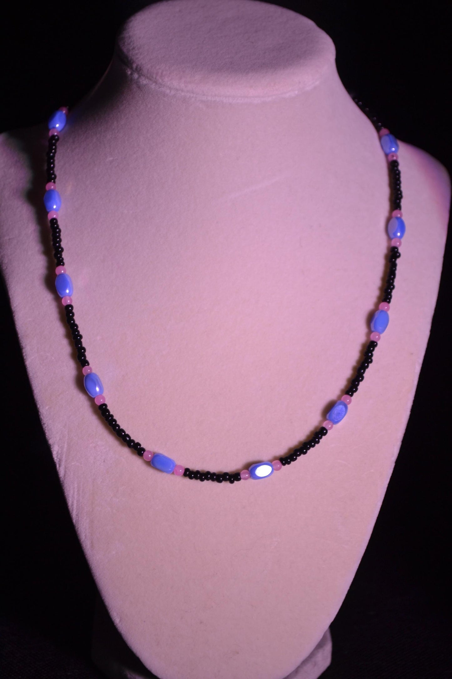 Multicolor glass bead necklace. Purple, black, pink