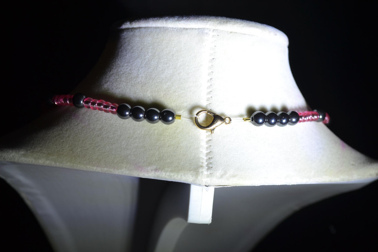 Multicolor glass bead necklace. Rose and black