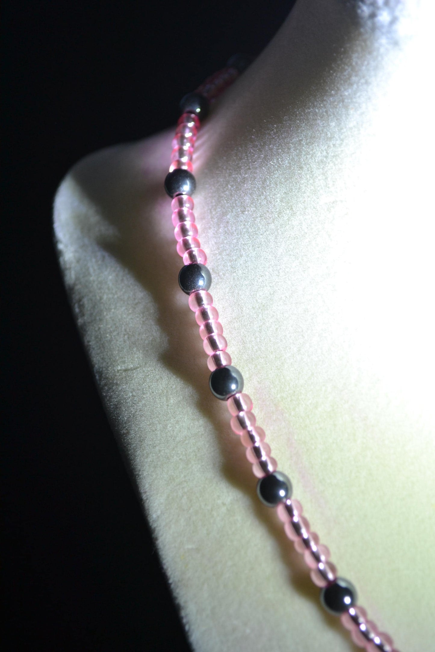 Multicolor glass bead necklace. Rose and black
