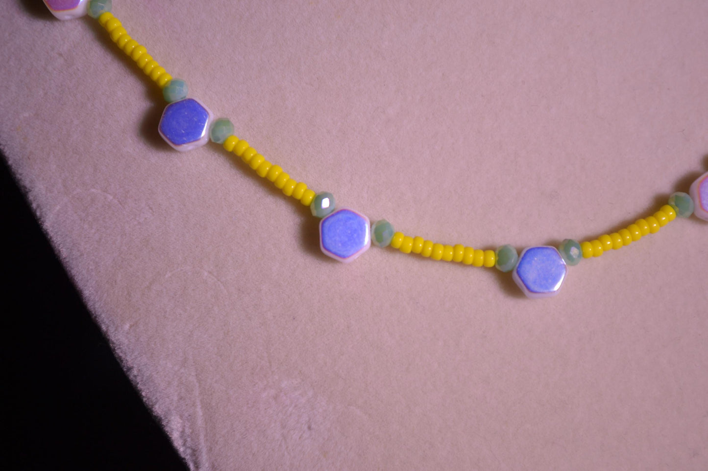 Reversible multicolor glass bead necklace. Yellow, green, white