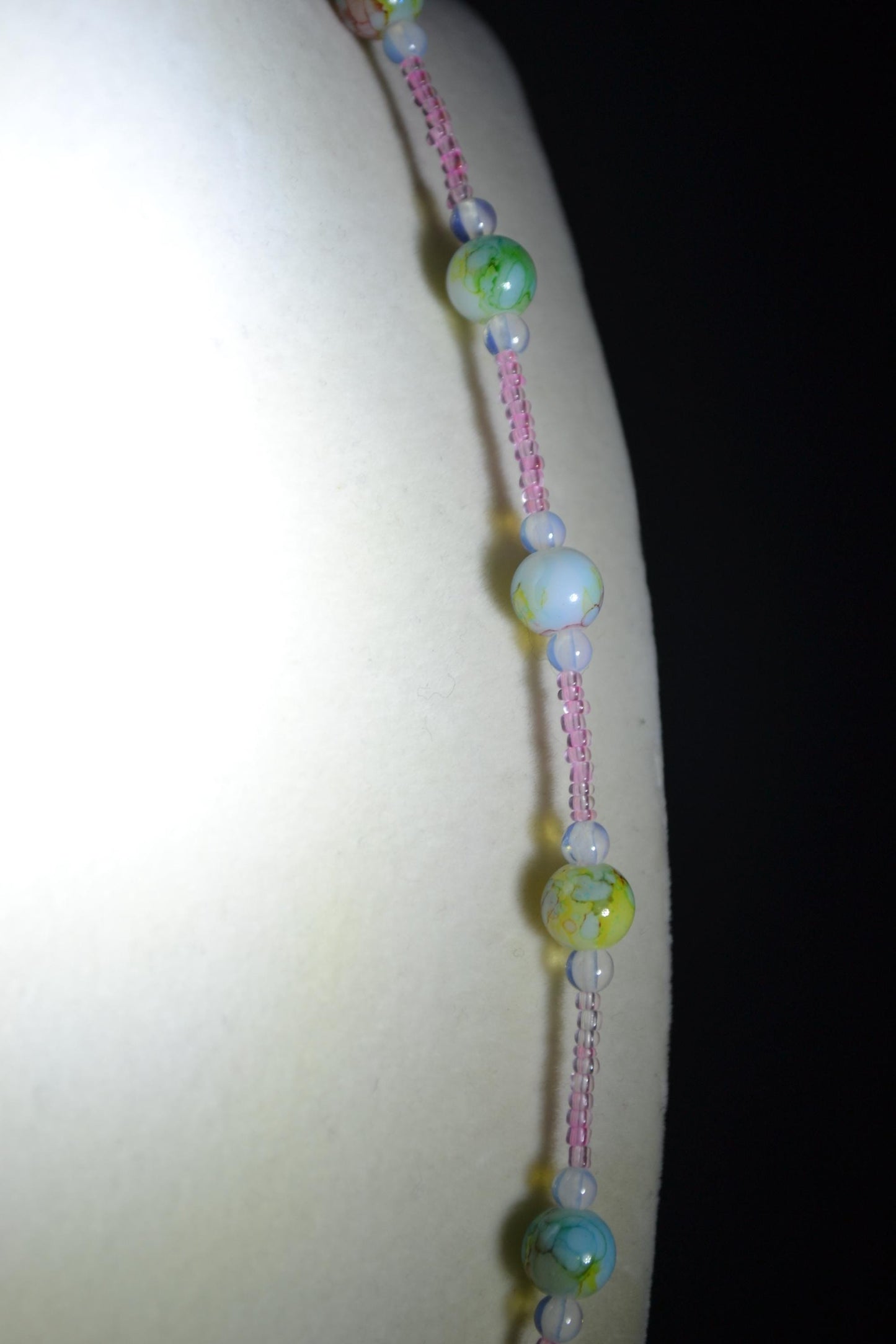 Multicolor glass bead necklace. Pink and confetti