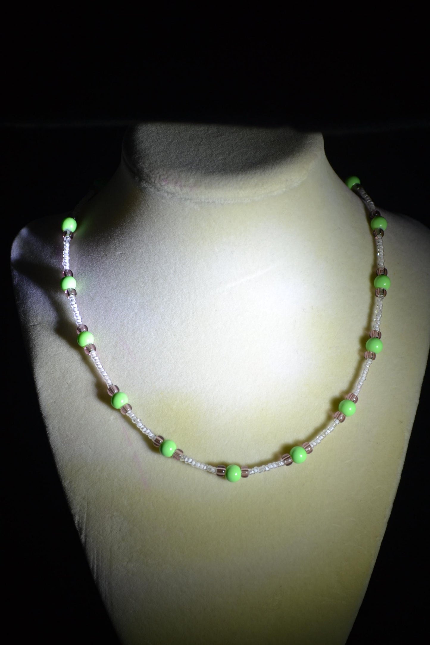 Multicolor glass bead necklace. Green and amethyst