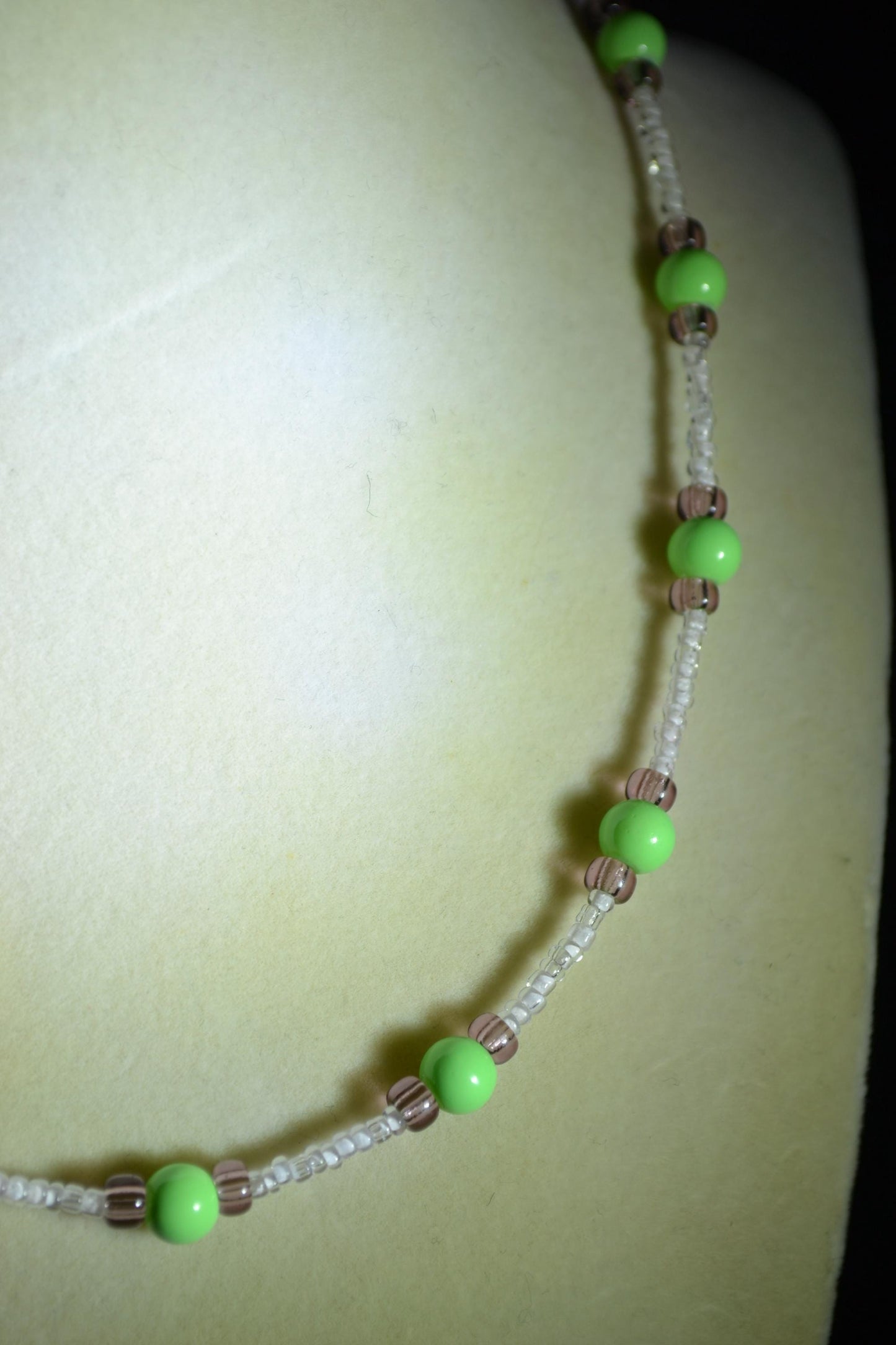 Multicolor glass bead necklace. Green and amethyst