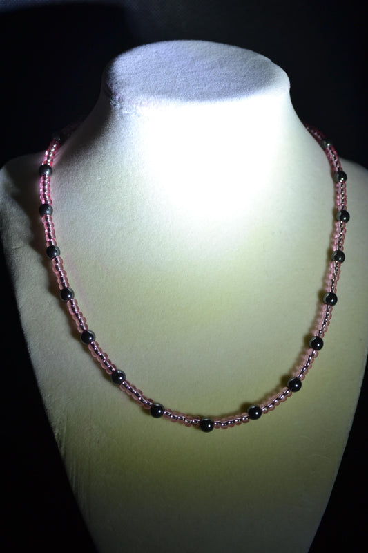 Multicolor glass bead necklace. Rose and black