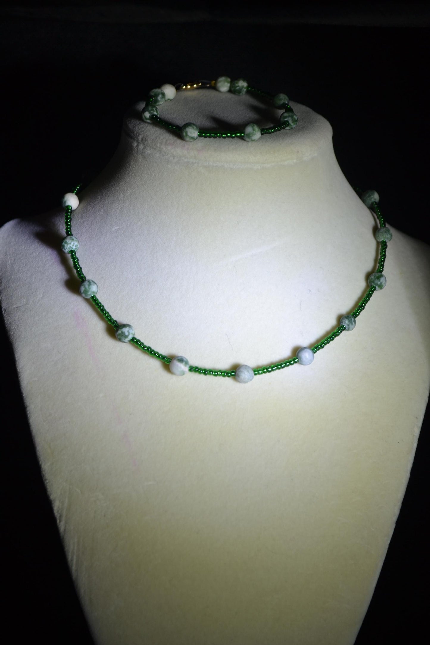 Marbled green beaded necklace & bracelet set