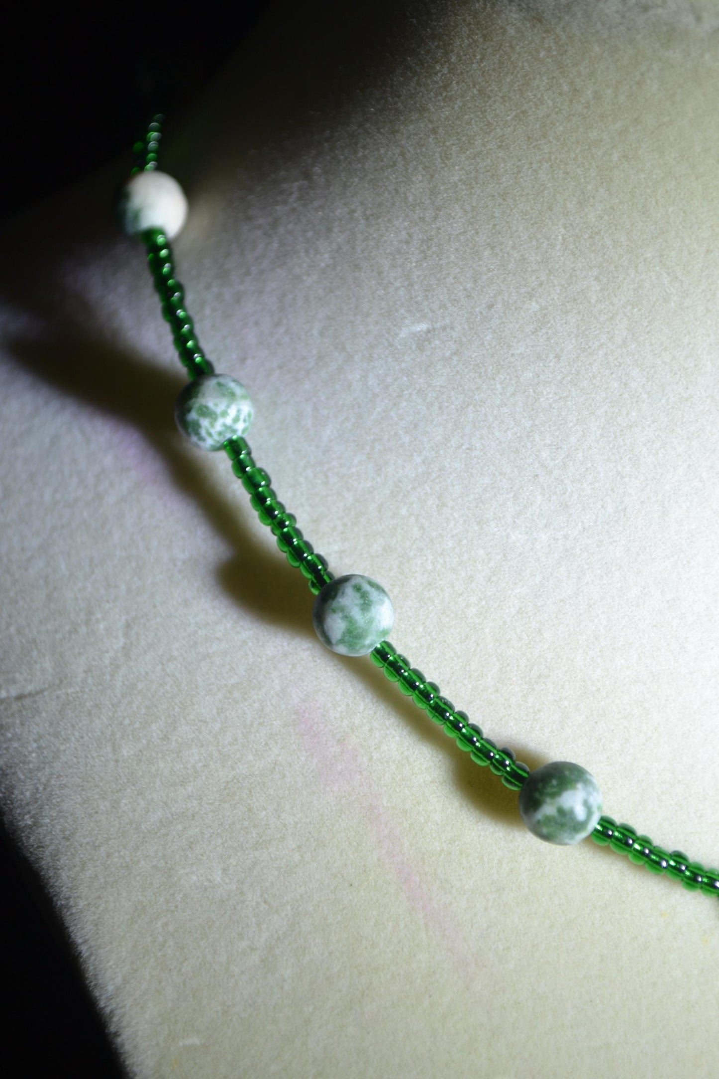 Marbled green beaded necklace & bracelet set