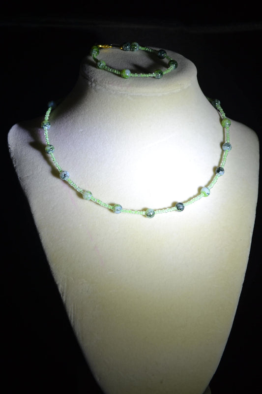 Marbled black and green beaded necklace & bracelet set