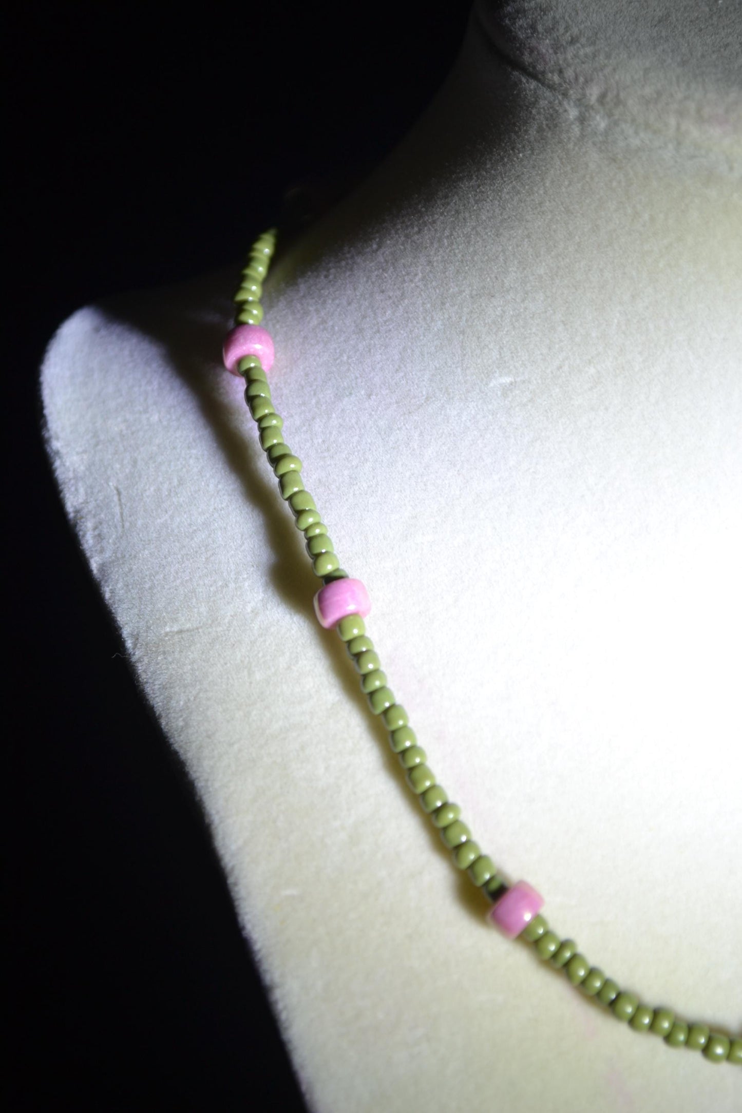 Multicolor glass bead necklace. Pink and olive
