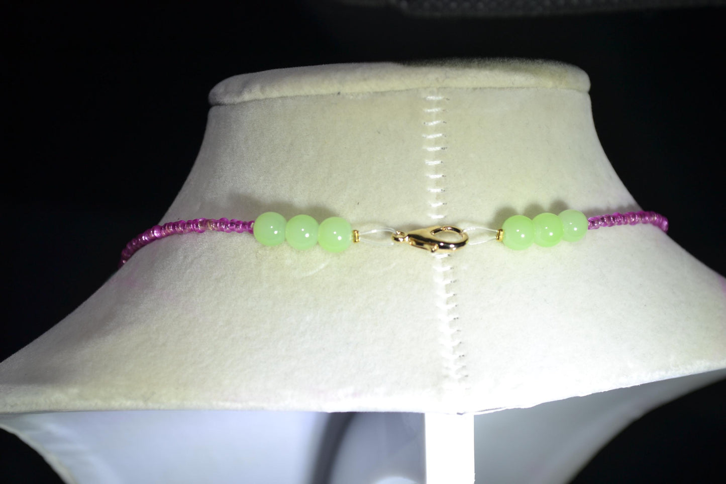Multicolor glass bead choker. Jadeite and berry