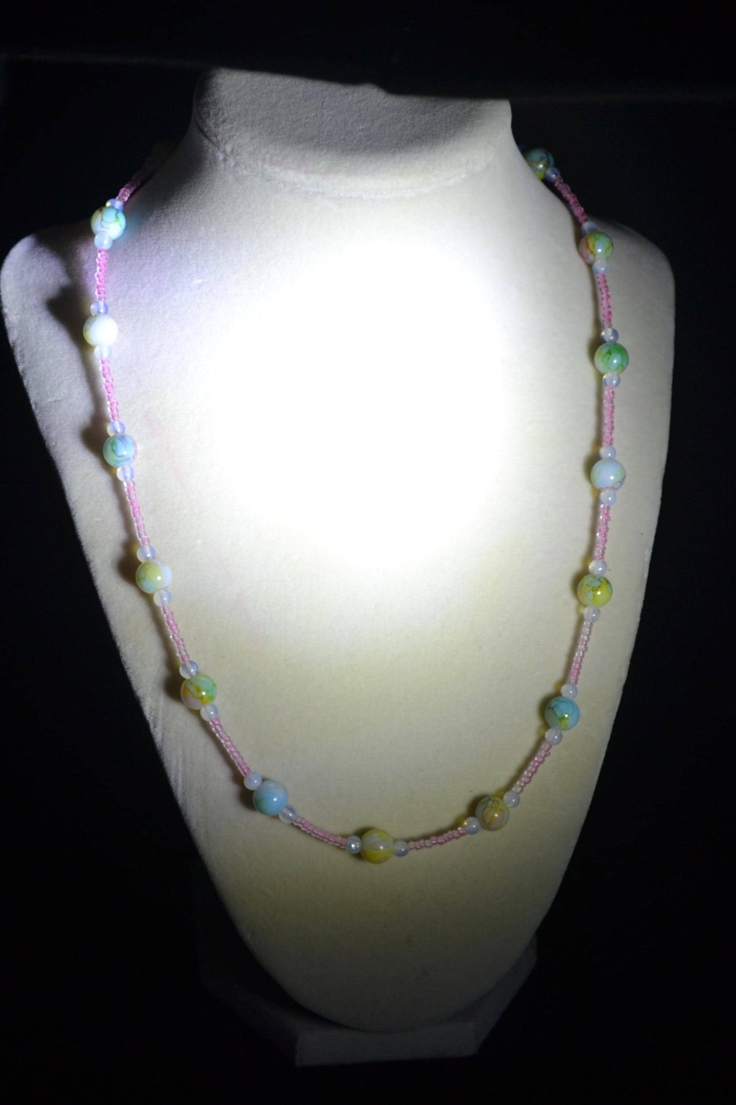 Multicolor glass bead necklace. Pink and confetti