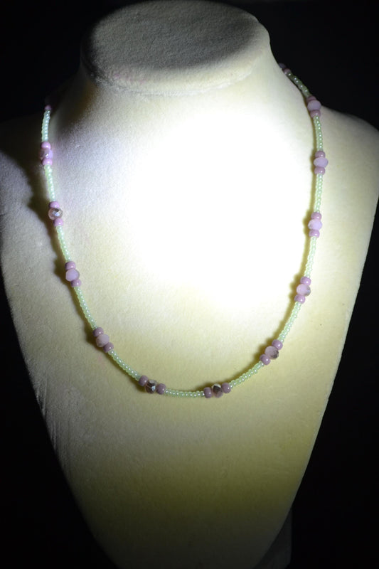 Multicolor glass bead necklace. Green and mauve