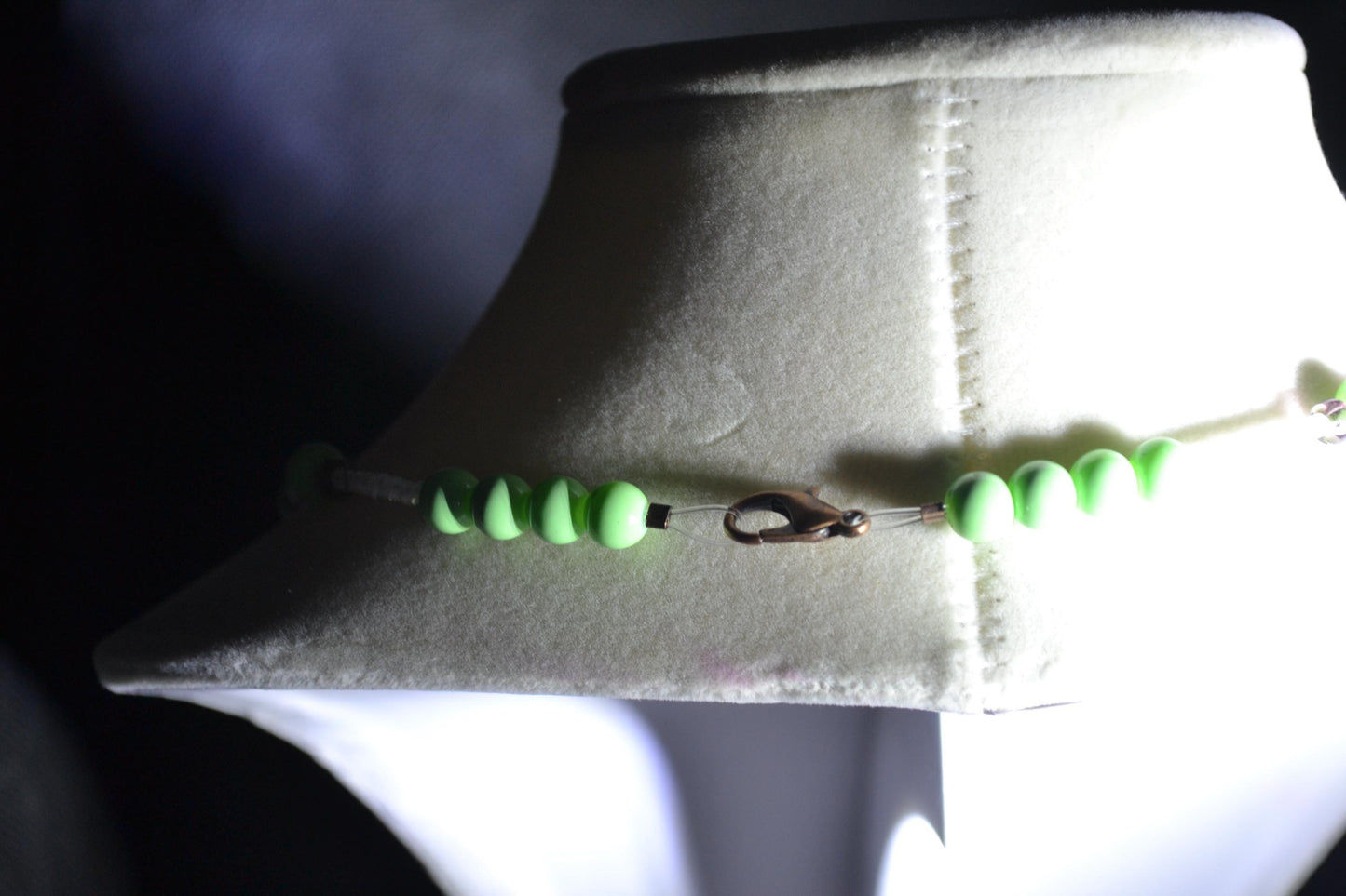 Multicolor glass bead necklace. Green and amethyst