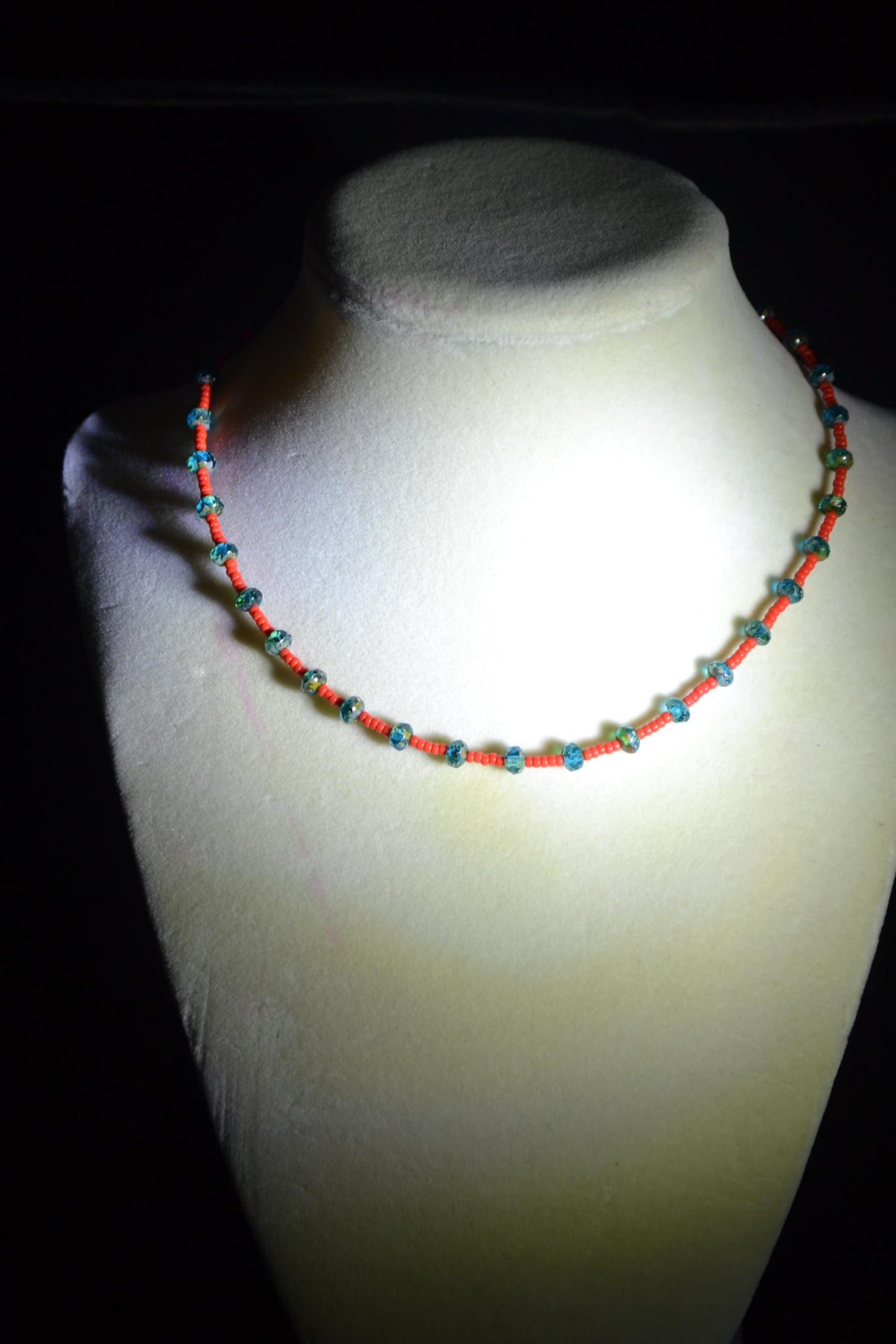 Multicolor glass bead choker. Red and blue
