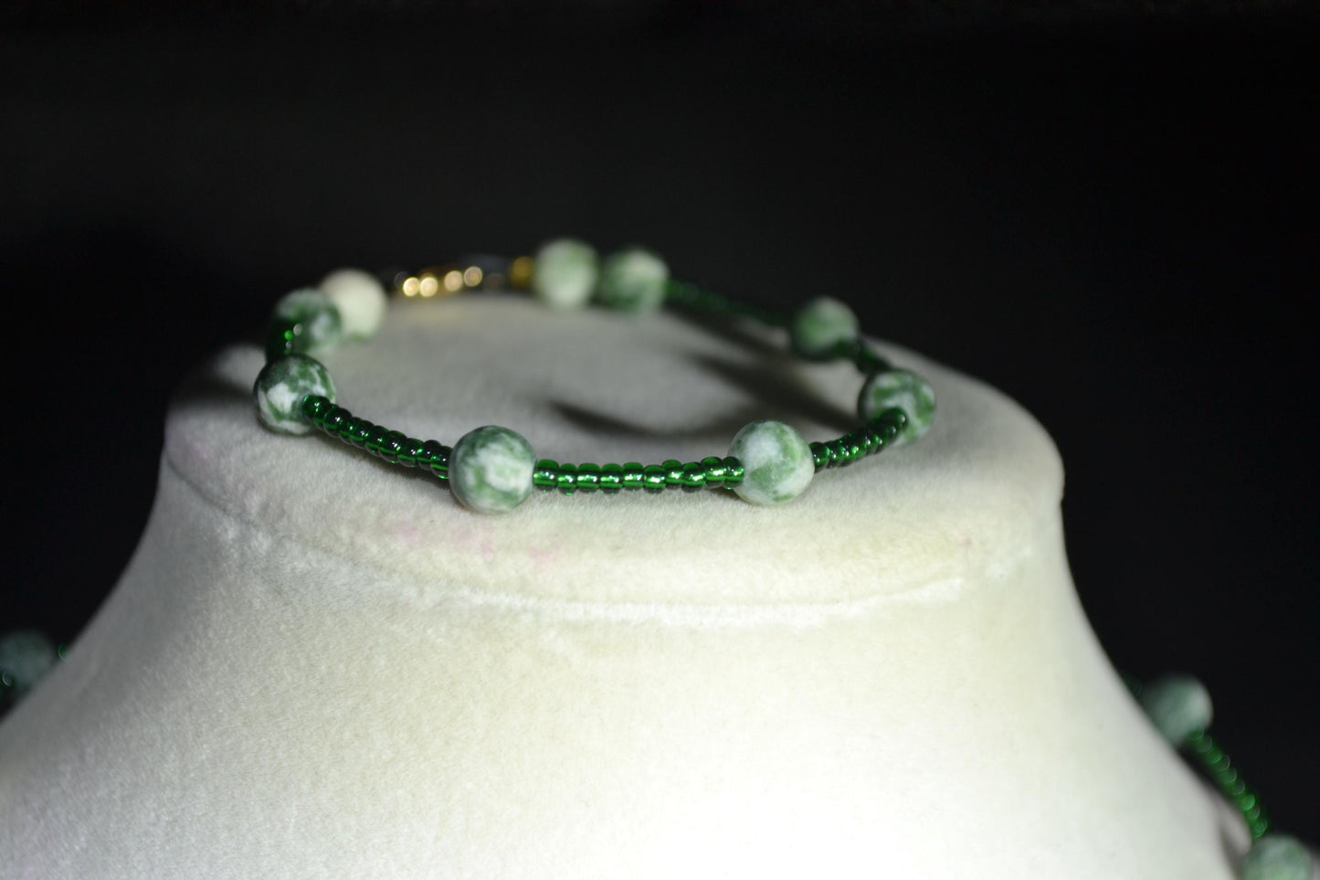 Marbled green beaded necklace & bracelet set