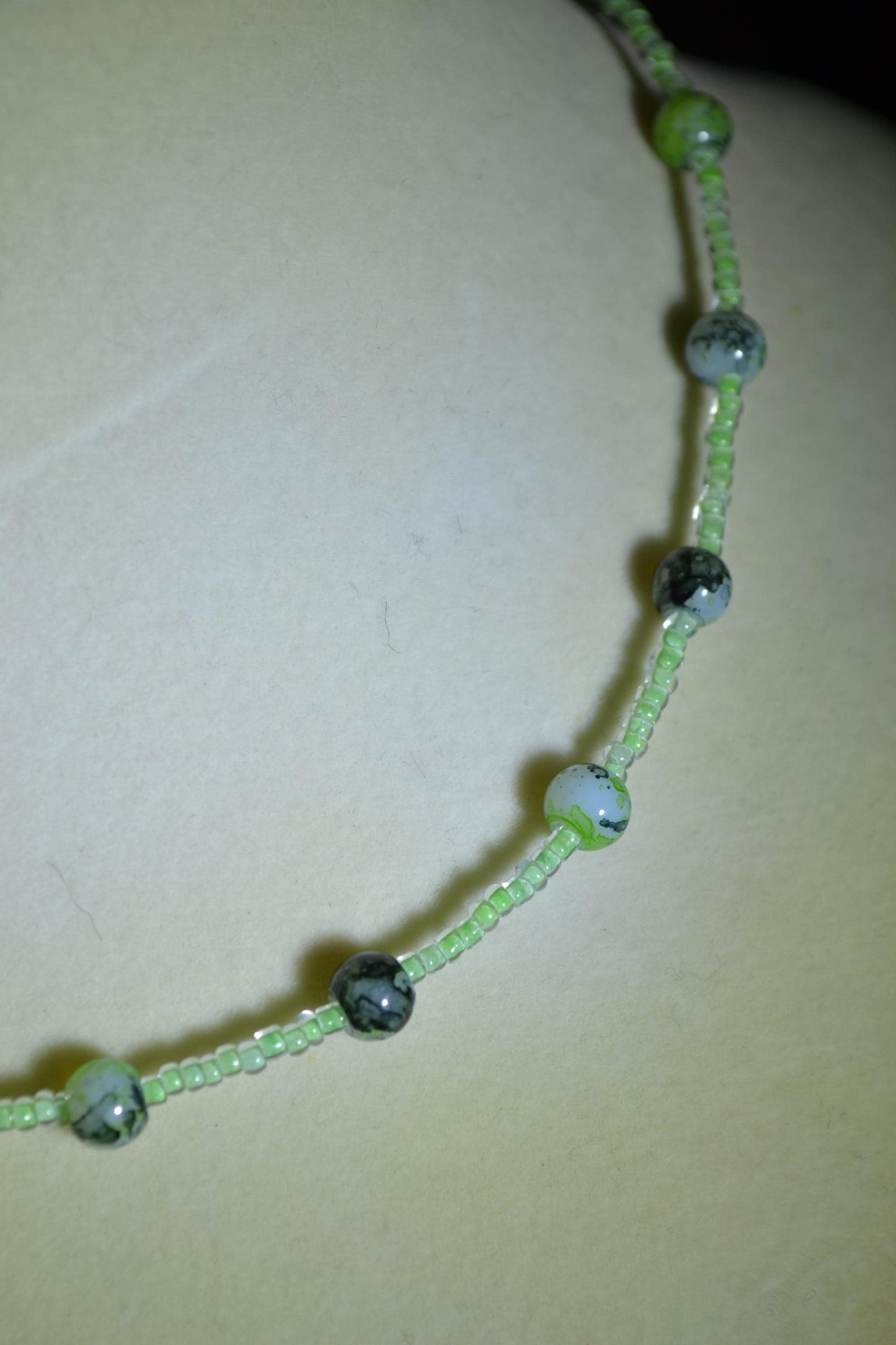 Marbled black and green beaded necklace & bracelet set