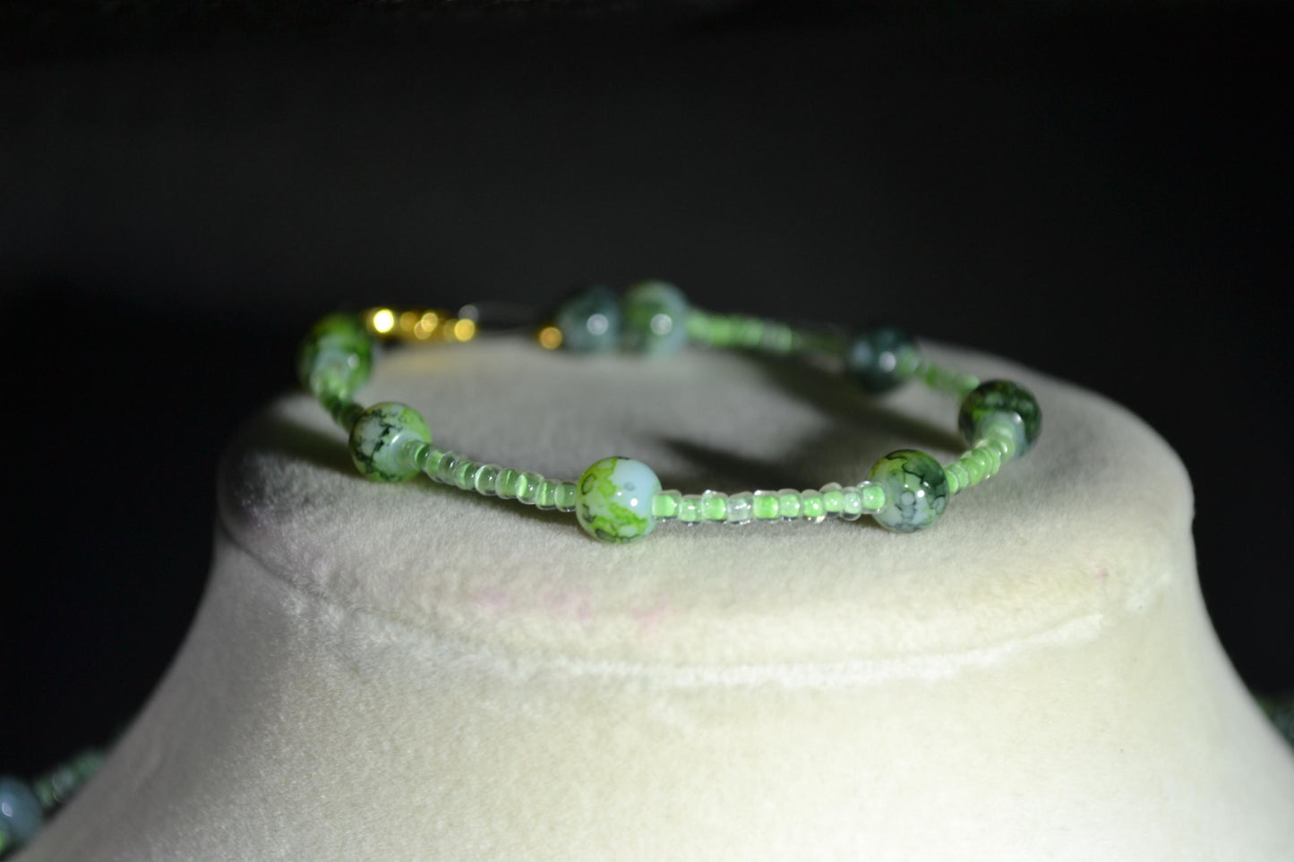 Marbled black and green beaded necklace & bracelet set