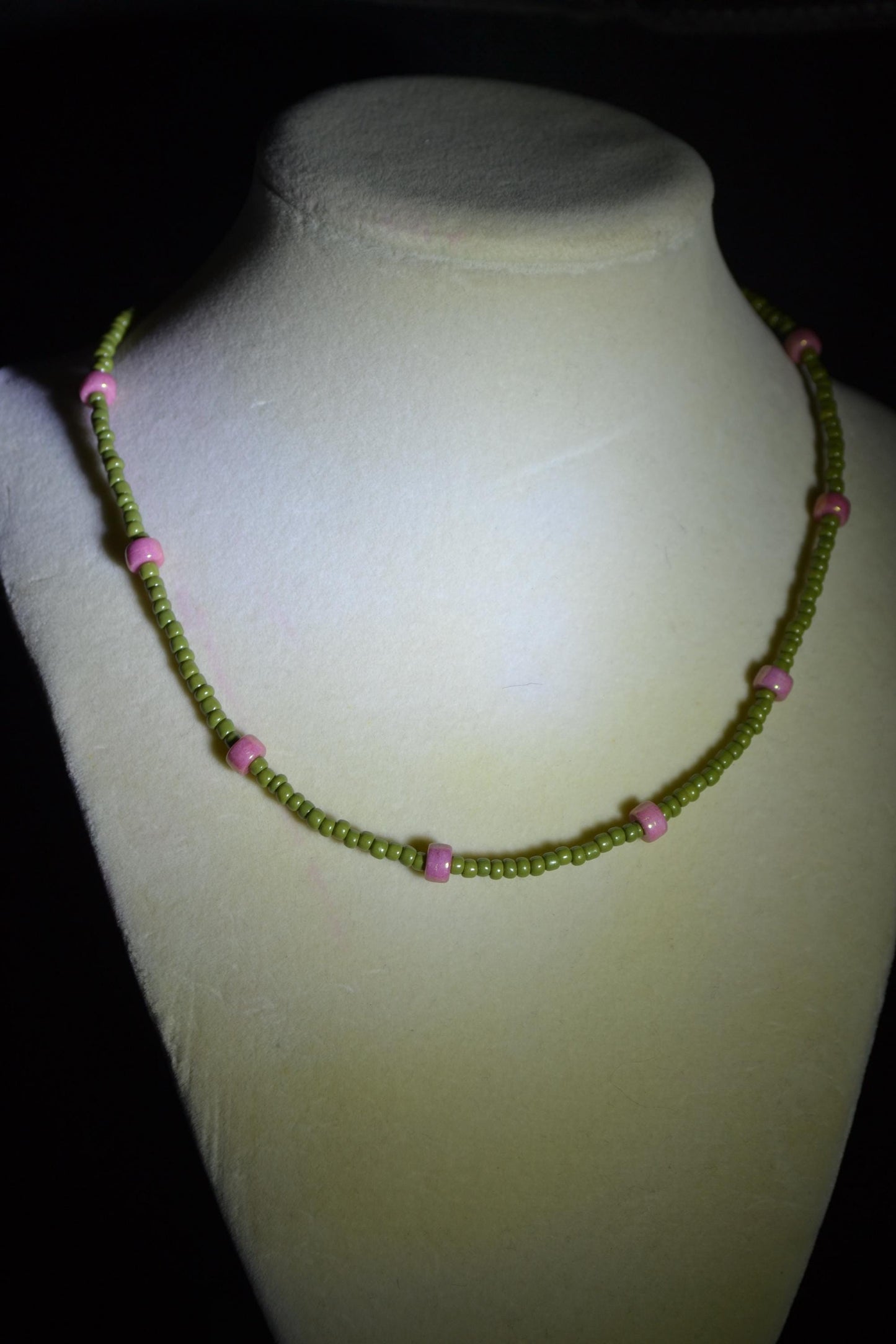 Multicolor glass bead necklace. Pink and olive