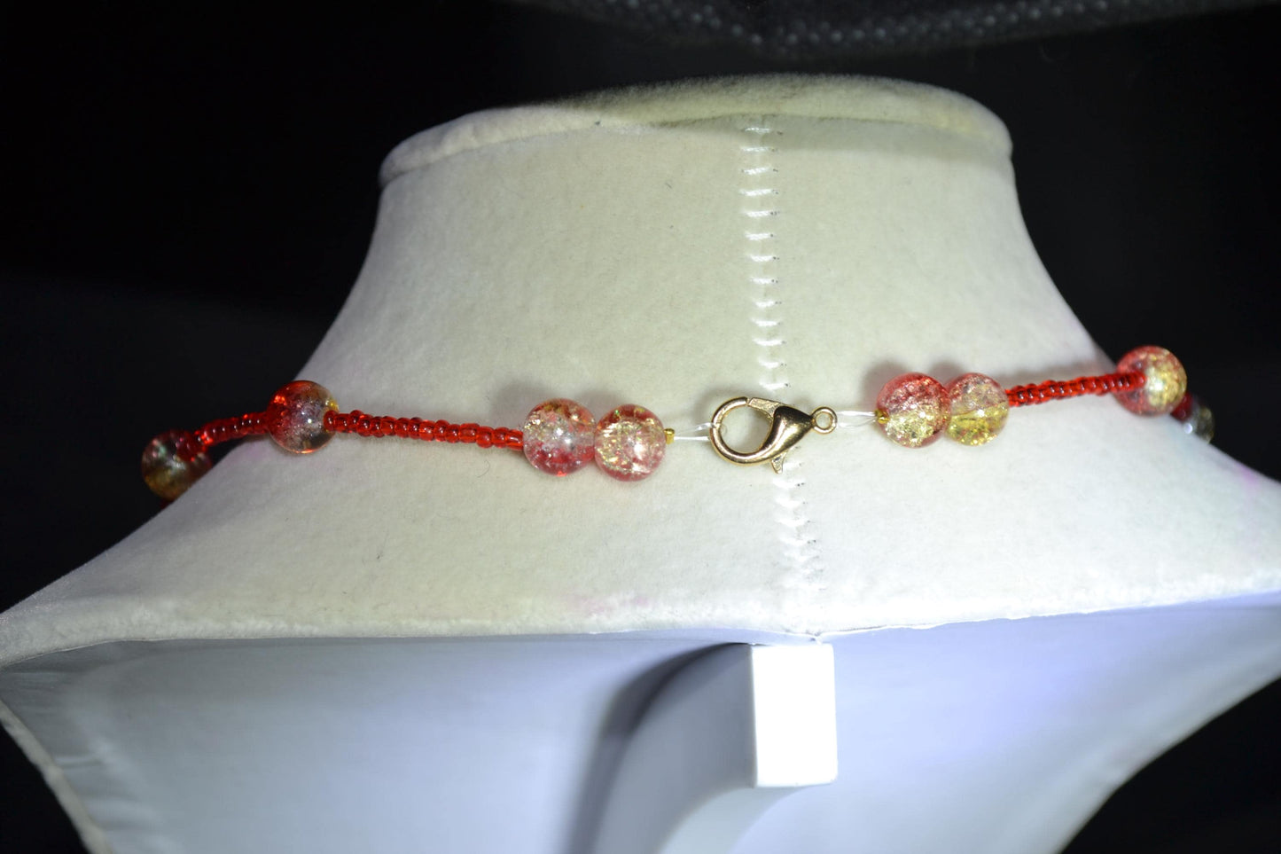 Multicolor glass bead choker. Reds