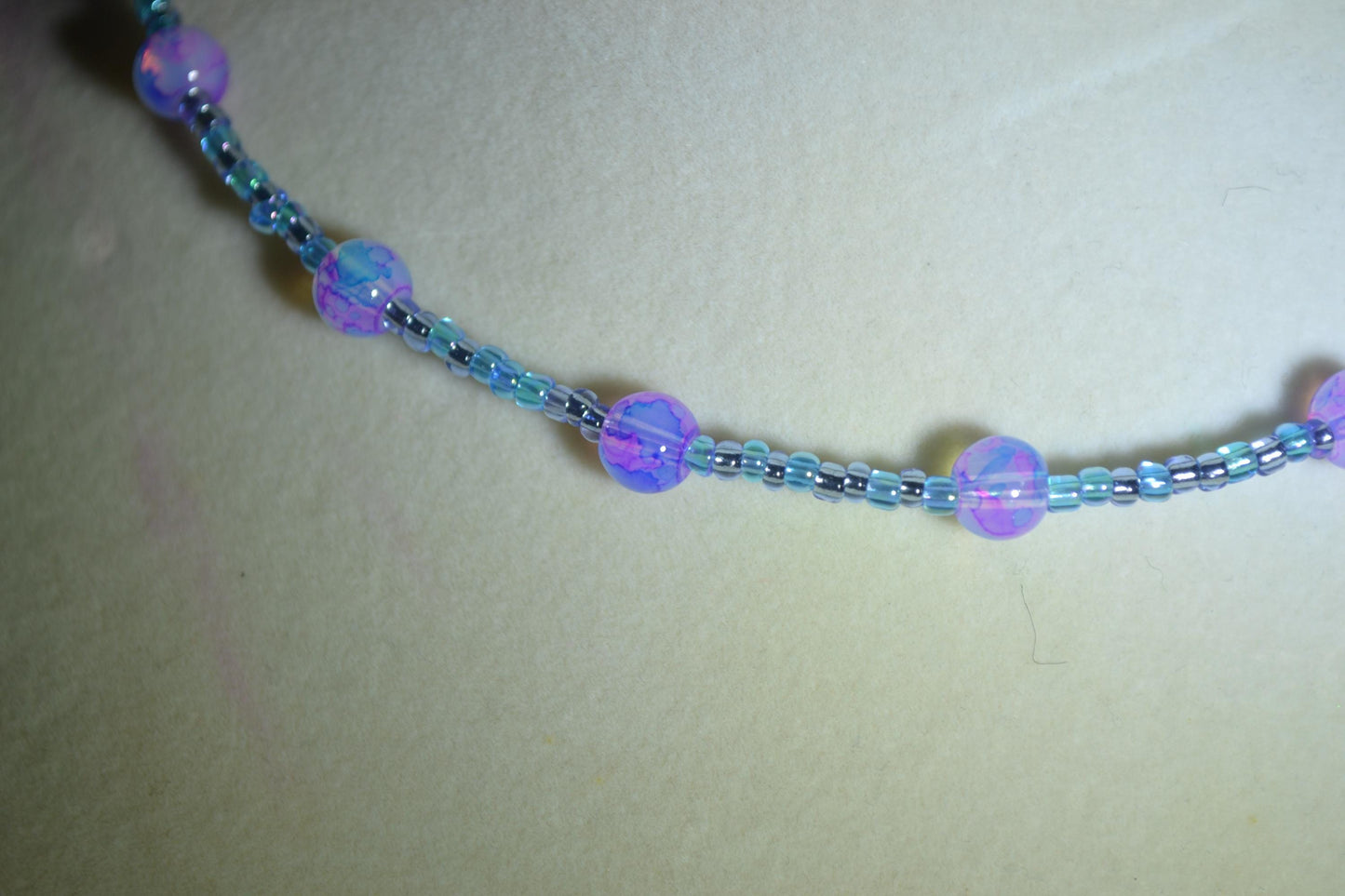 Multicolor glass bead choker. Blue and purple