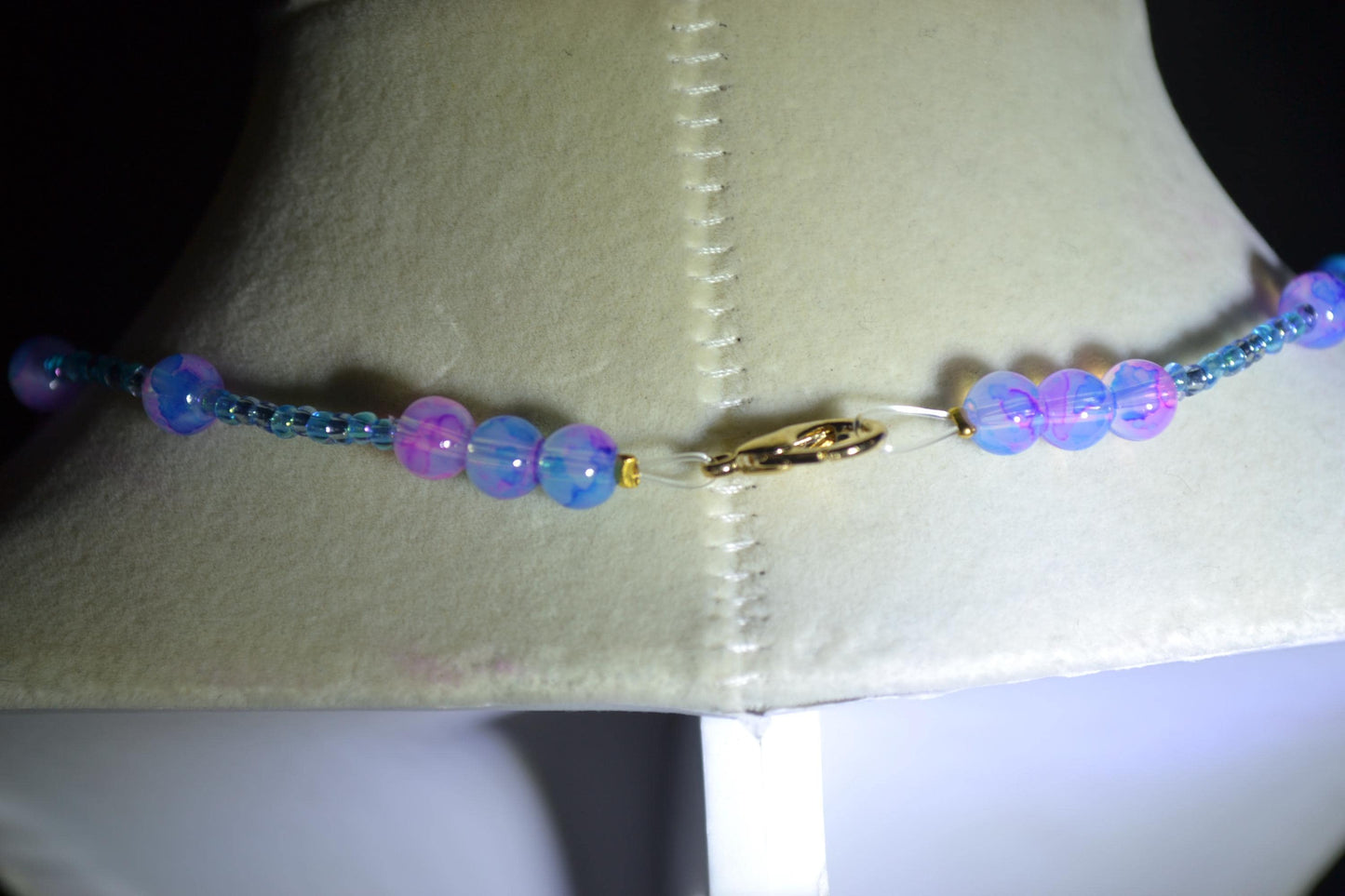 Multicolor glass bead choker. Blue and purple