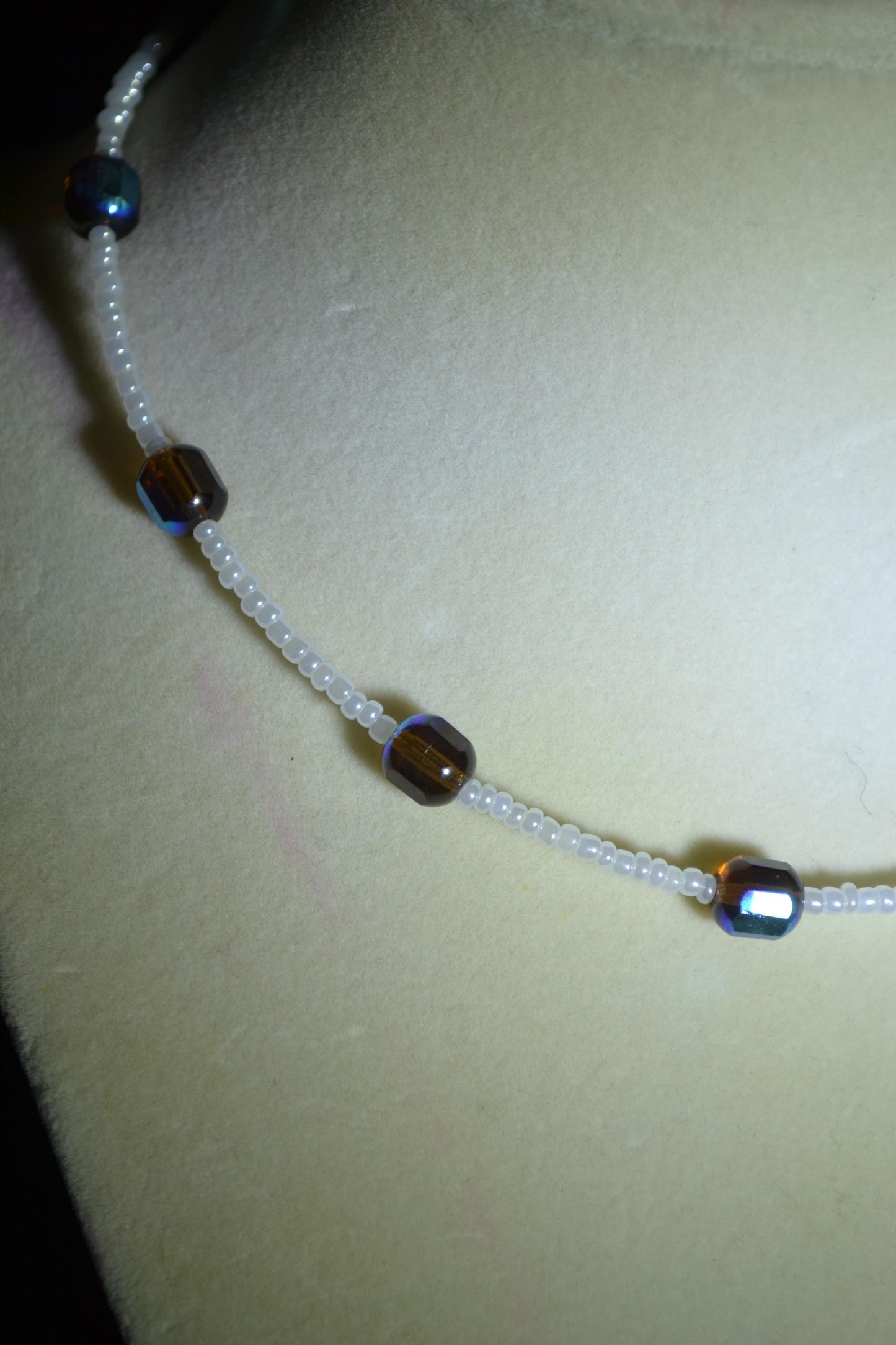 Multicolor glass bead choker. White and topaz
