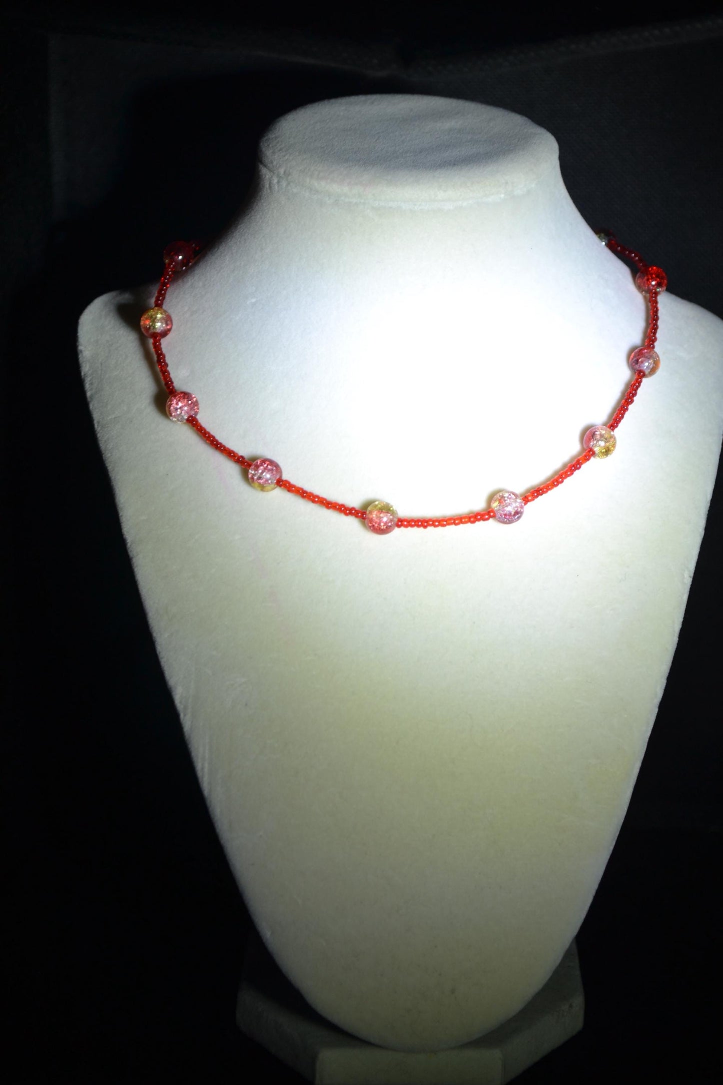 Multicolor glass bead choker. Reds