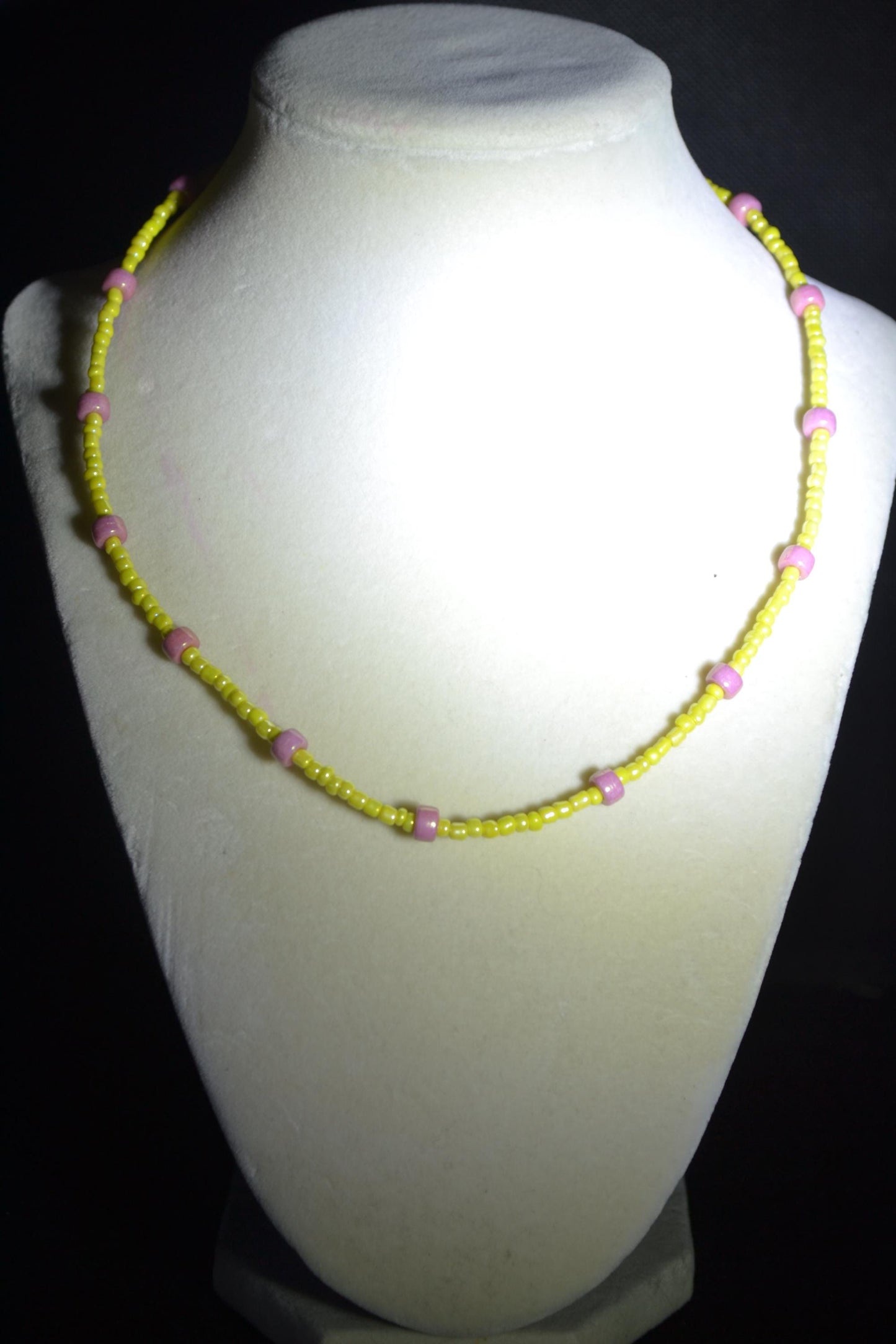 Multicolor glass bead necklace. Pink and yellow