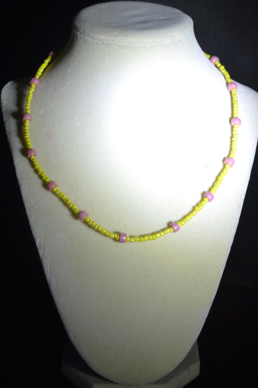 Multicolor glass bead necklace. Pink and yellow