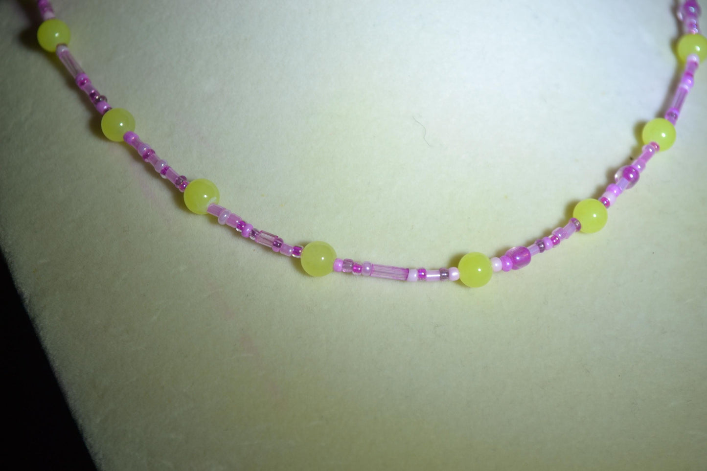 Multicolor glass bead necklace. Pink and yellow