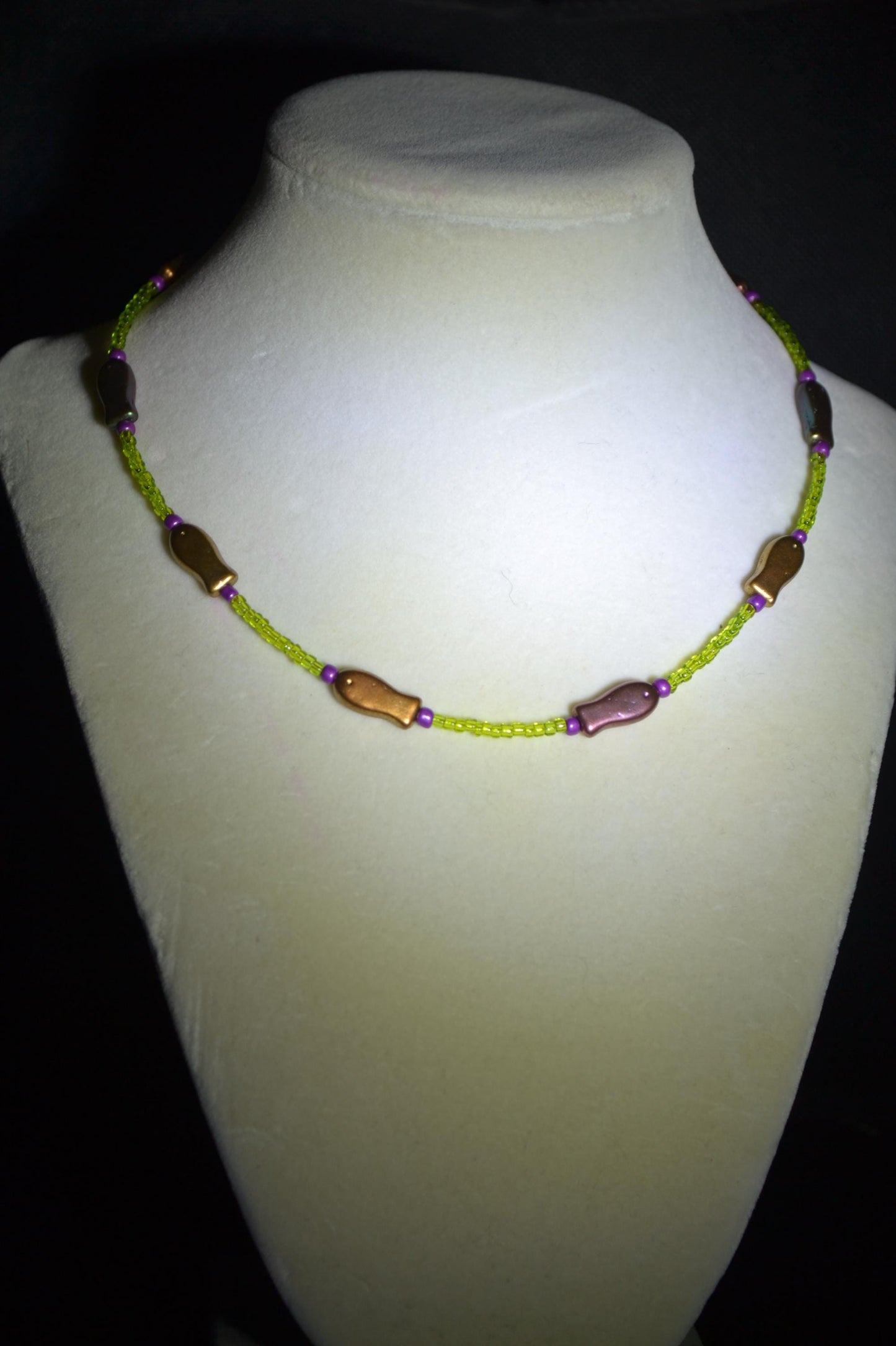 Multicolor glass bead choker. Metallic fish, green, purple