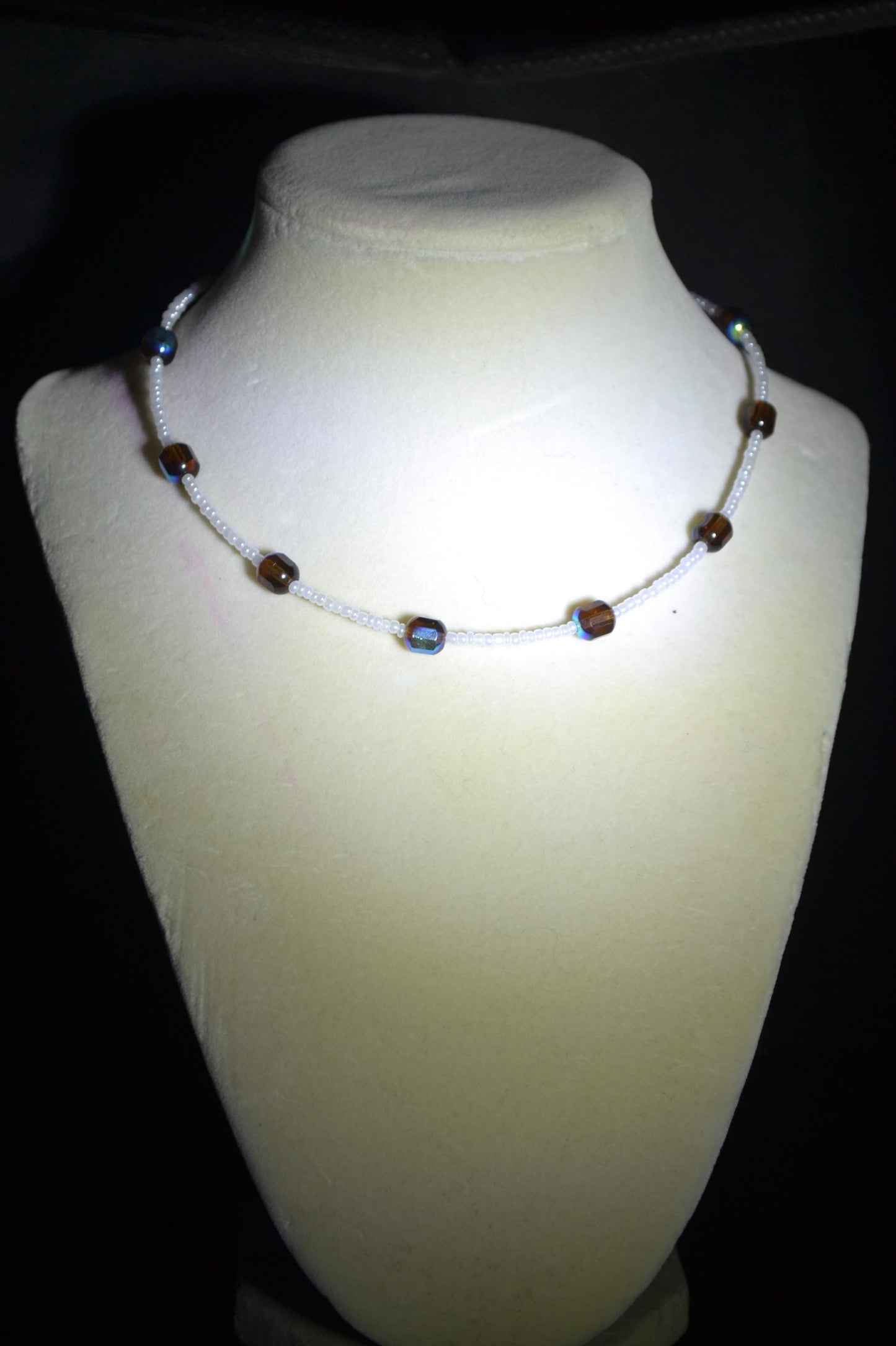 Multicolor glass bead choker. White and topaz