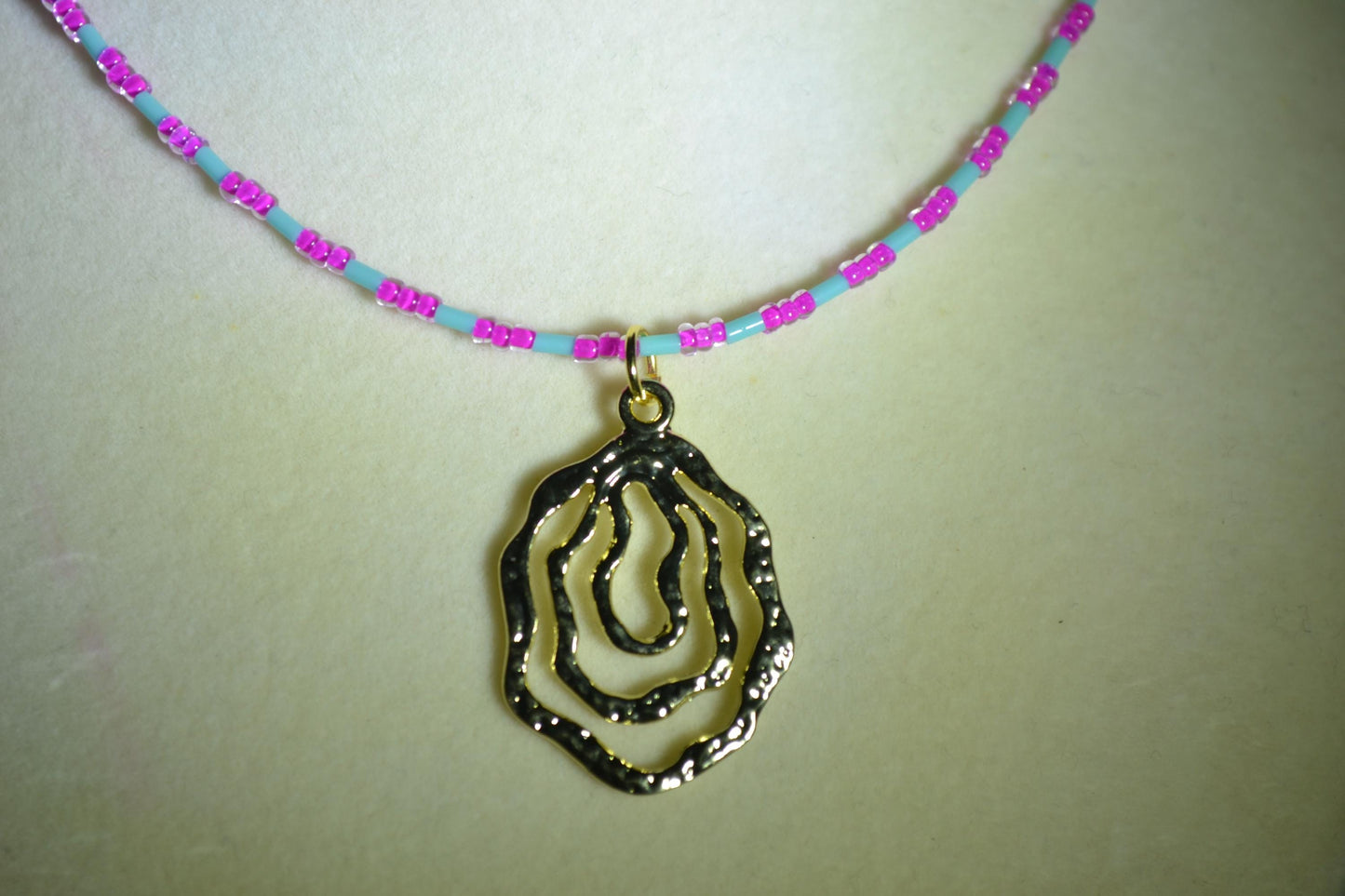 Hammered swirled pendant glass bead choker. Aqua and fuchsia