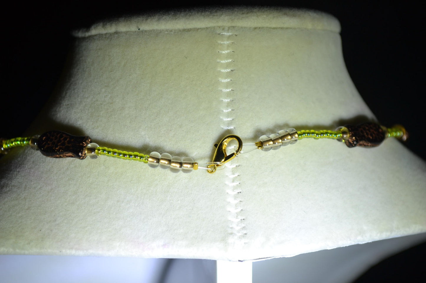 Multicolor glass bead fish choker. Green and copper